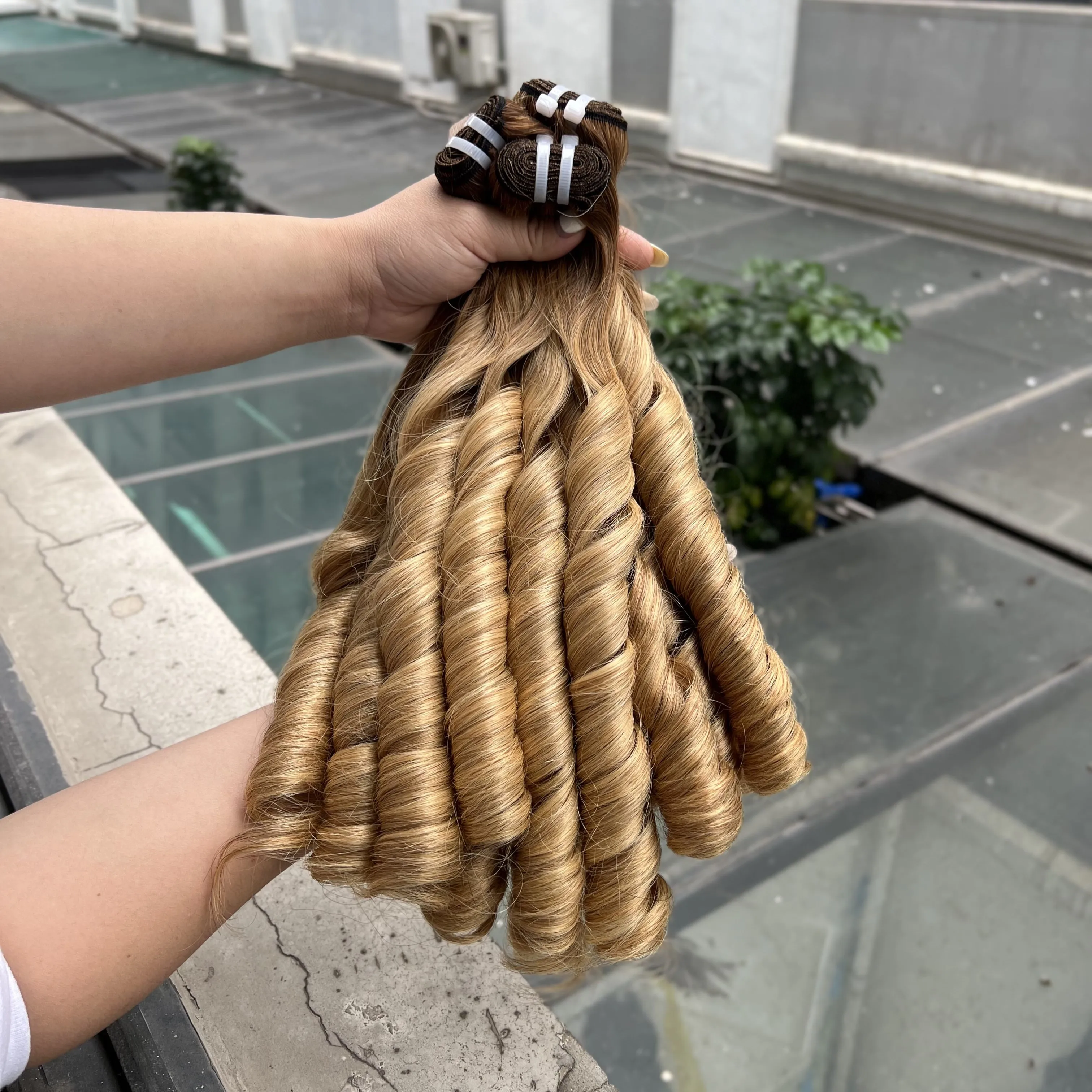 High Quality Blonde Bounce Curly Hair Weave Cuticles Aligned Vietnamese Human Hair Extensions