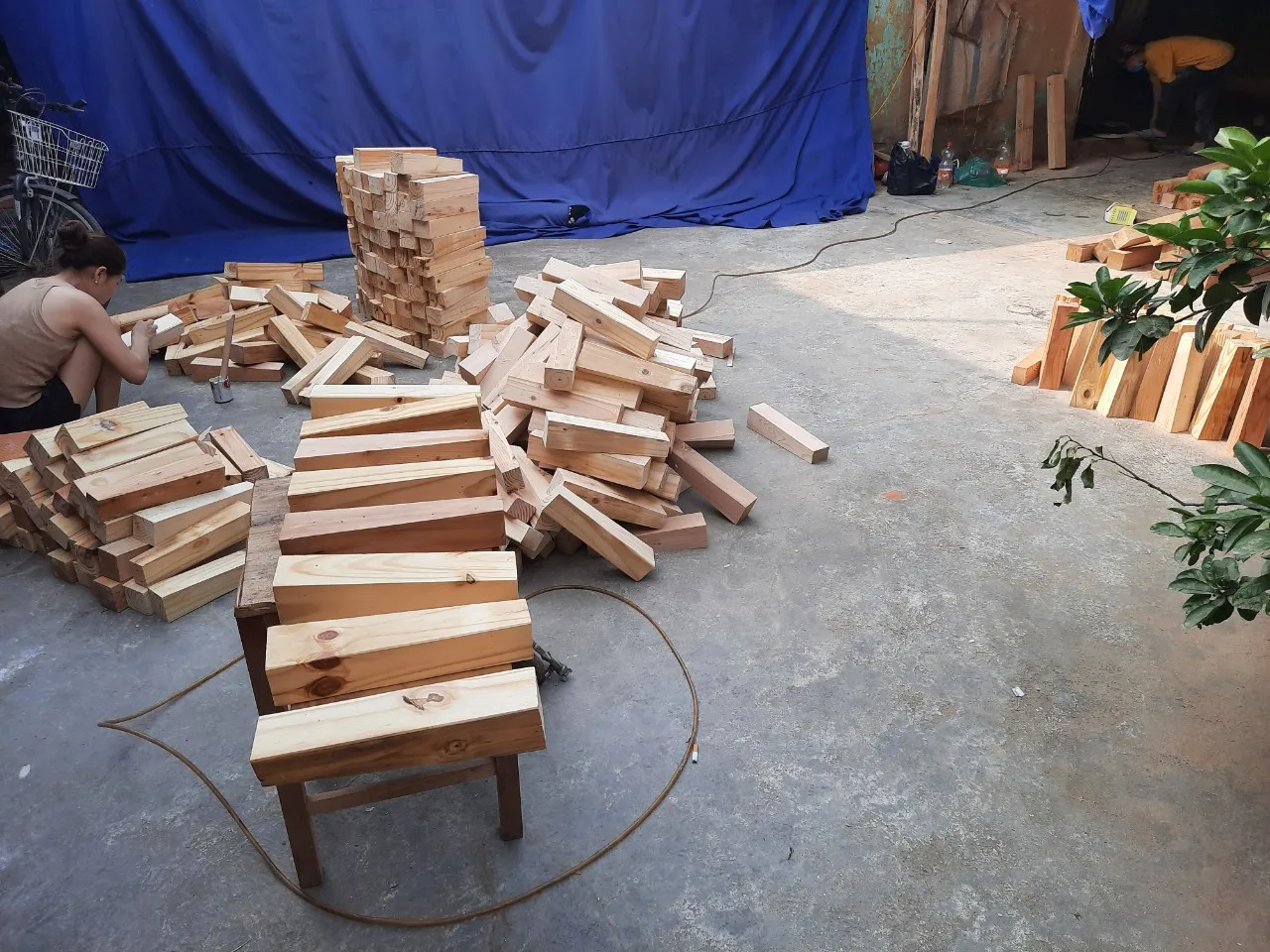 Raw Eucalyptus Square And Round Logs Exporting From Viet Nam