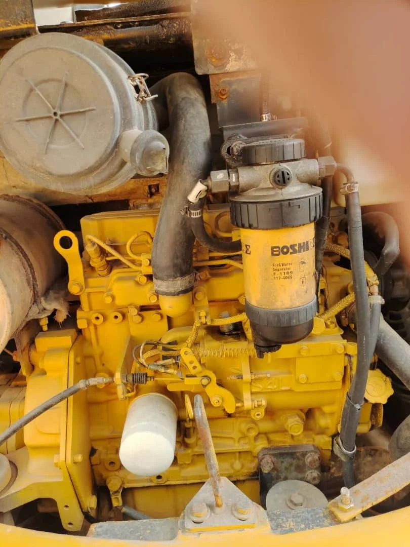 Mini Machines Micro Excavator Digger for Sale At A Low Second Hand Used Price Japanese Made Caterpillar Carter Cat304