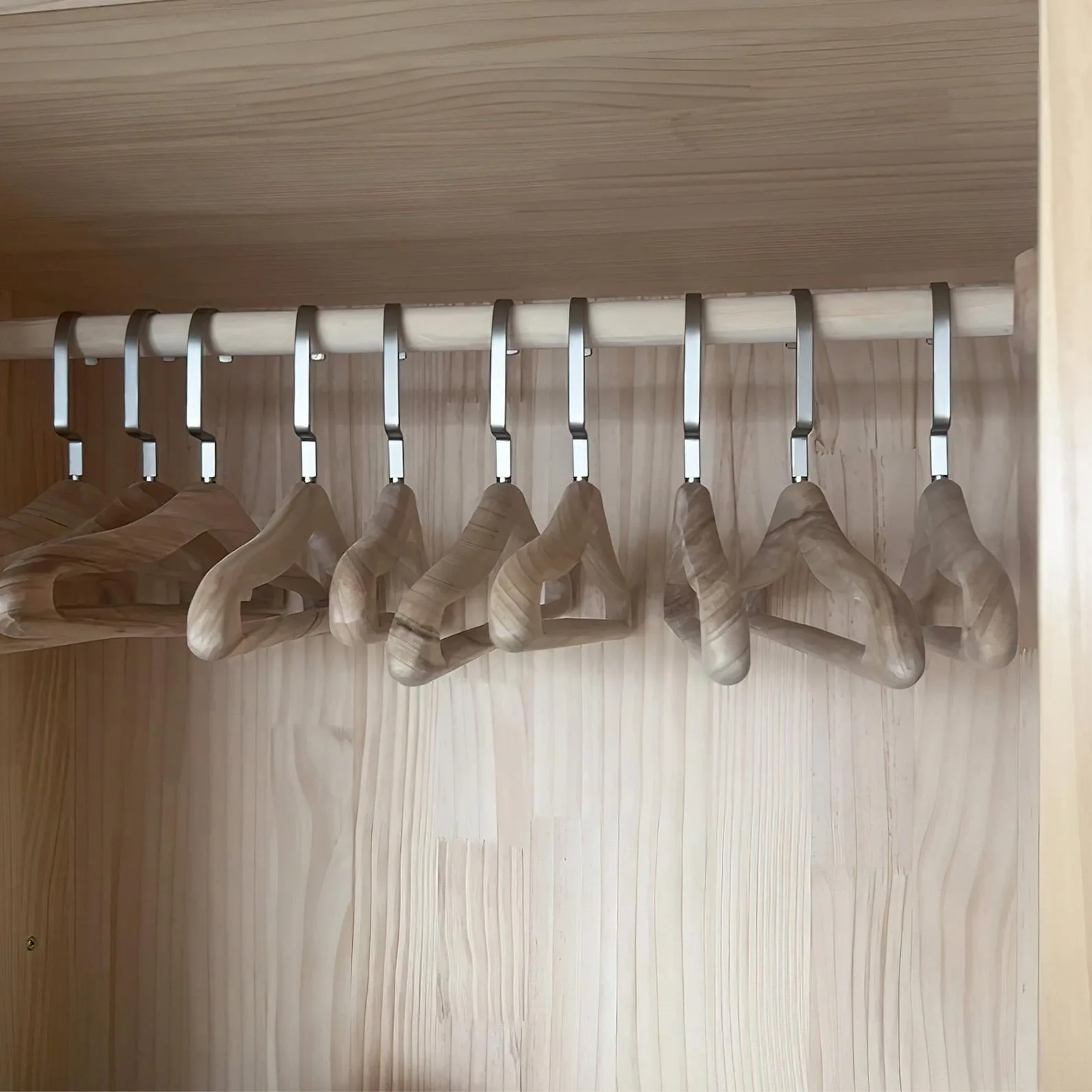Elegant LHD Pine Wood & Metal Cloth Coat Hanger for Living Room Used or Cupboard Plastic Shoulder Suit Hangers