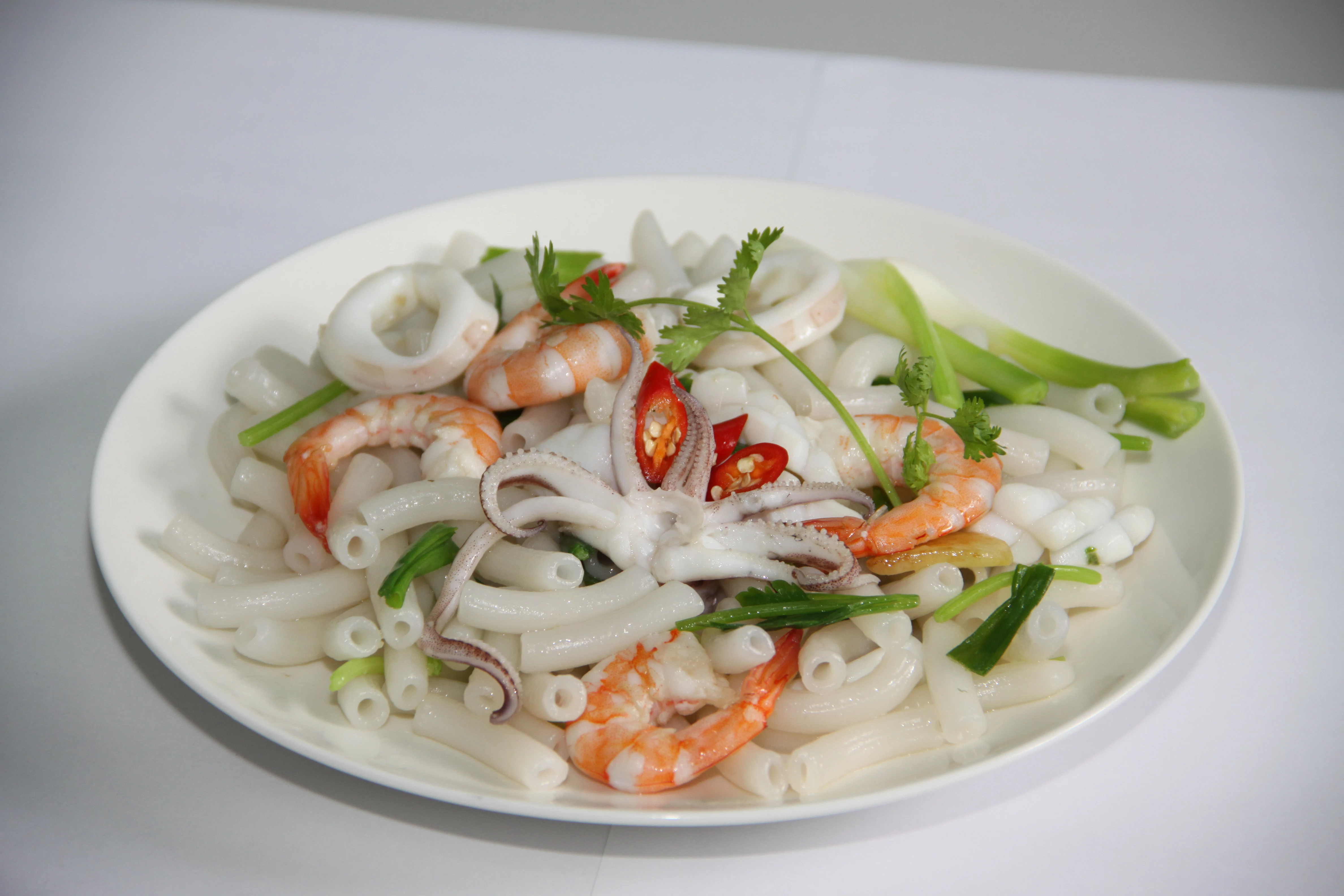 Белая рисовая паста (макароны)-туба Высококачественная с неаполитанским соусом оптовая продажа продукции низкая