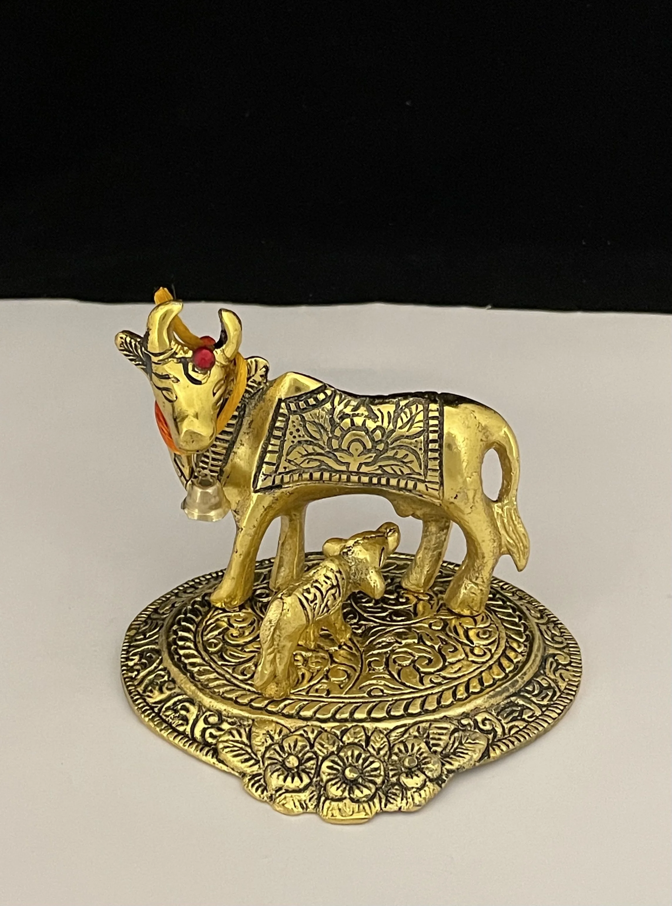 New Arrival Handmade Gold Plated Brass Cow & Calf  Return Gift And For Diwali Decoration And Home Decoration Item