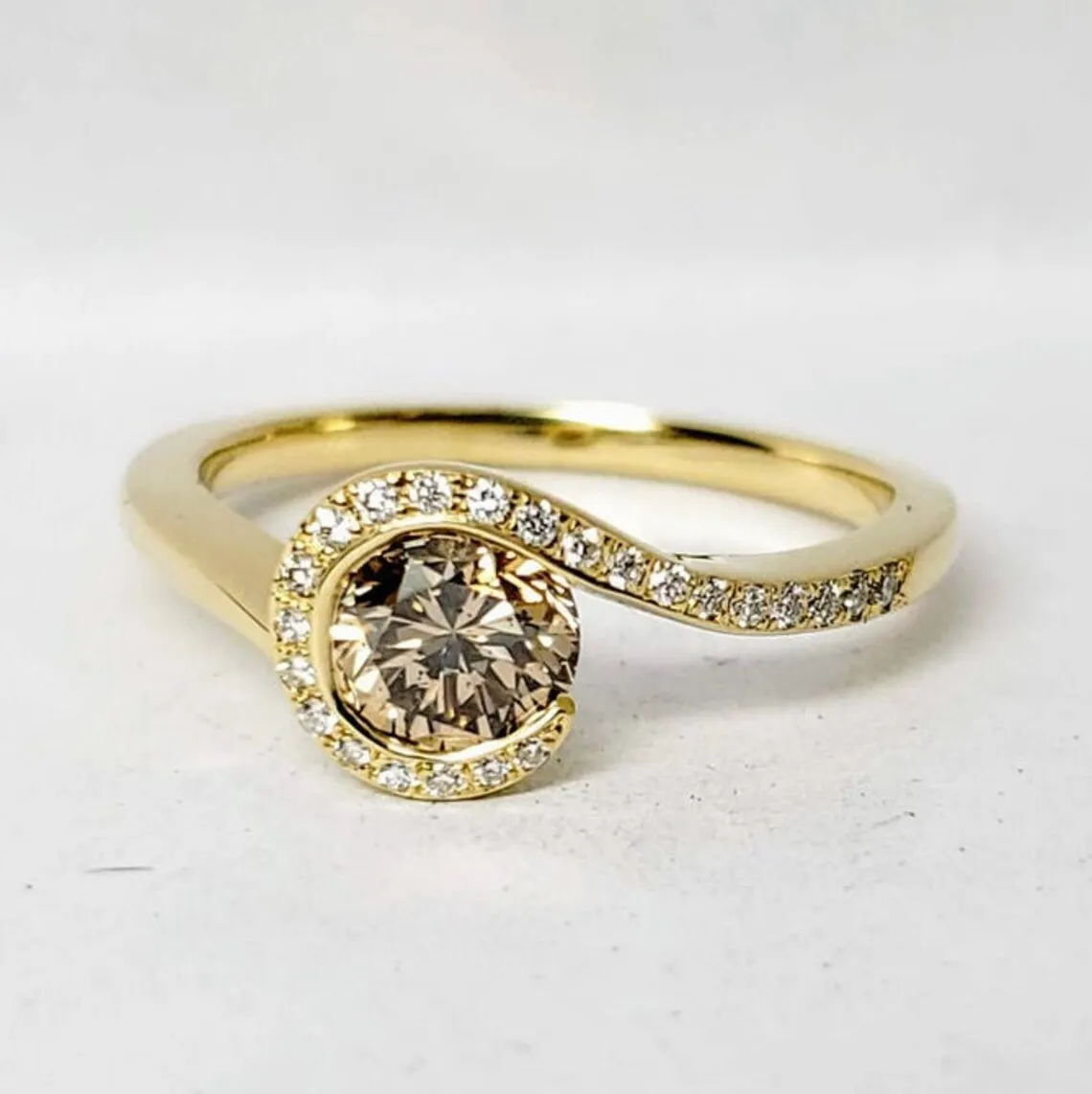 Круглое обручальное кольцо цвета шампанского бриллиантовое с золотой отделкой Подарок на годовщину Свадебный бриллиант для женщин