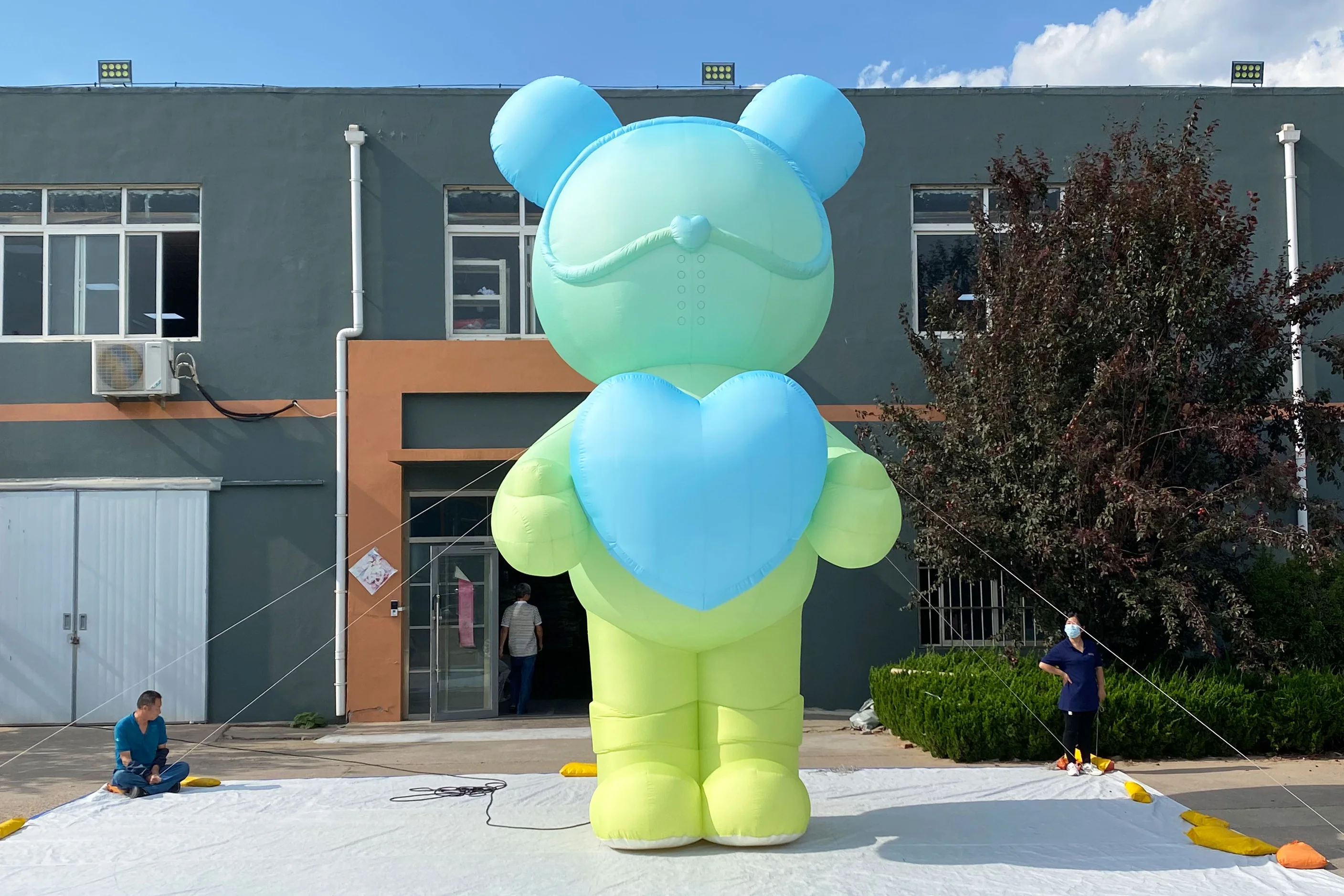 Aero Inflatable Decorative Silver Bear Custom Giant Interactive Inflatable Cartoon Bear for Promotion