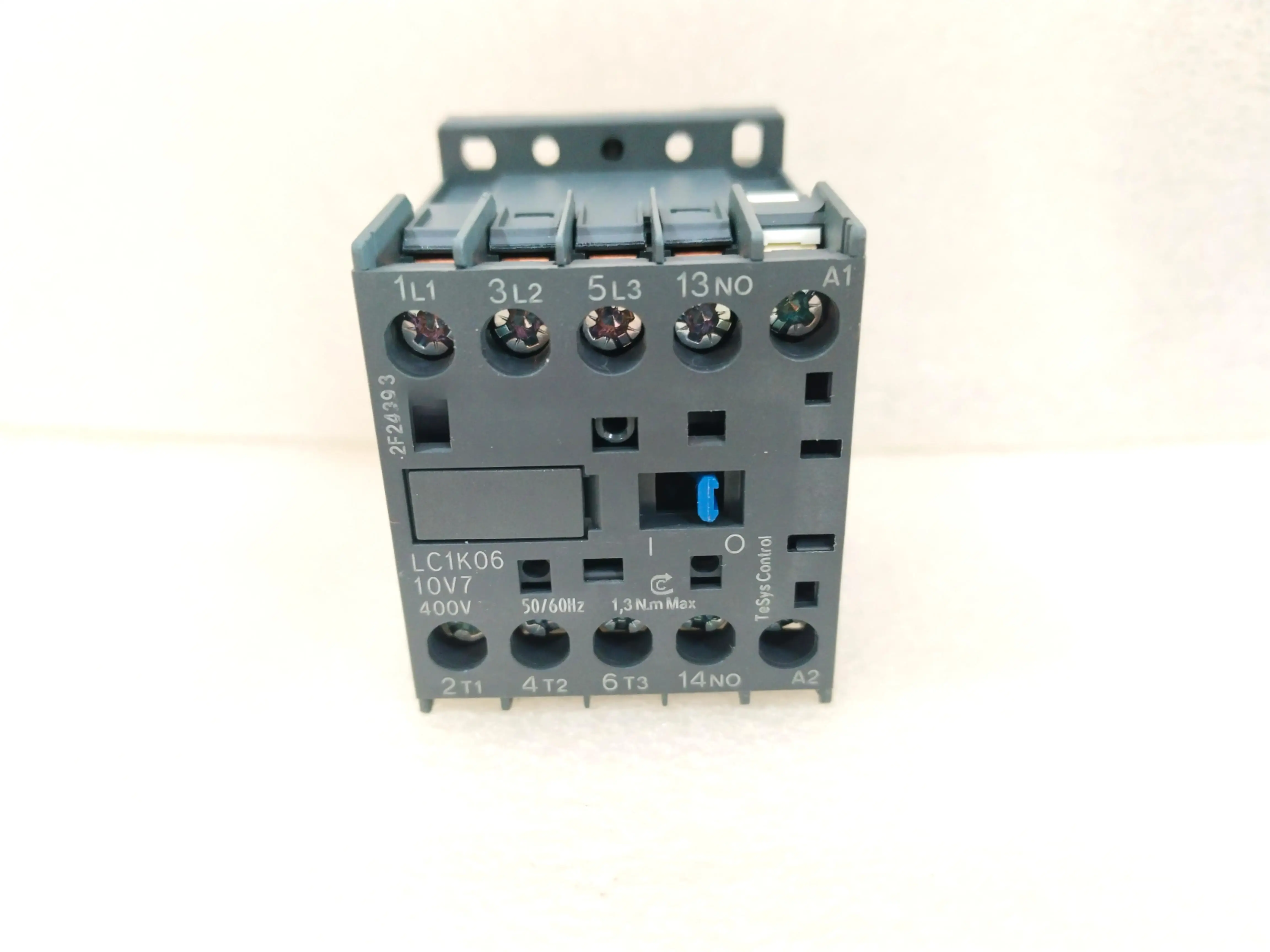 New Original in stock LC1K0610V7 TeSys K three-pole contactor 6A 400V 50/60Hz screw clamping connection mode
