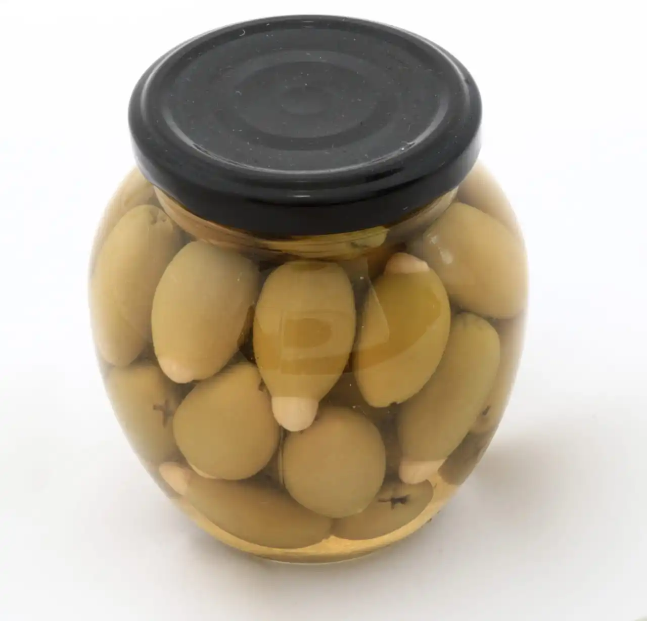 Зеленые оливки, наполненные миндалем, средиземноморские оливки для отелей, ресторанов и домов, зеленые оливки упакованы в стеклянную банку.