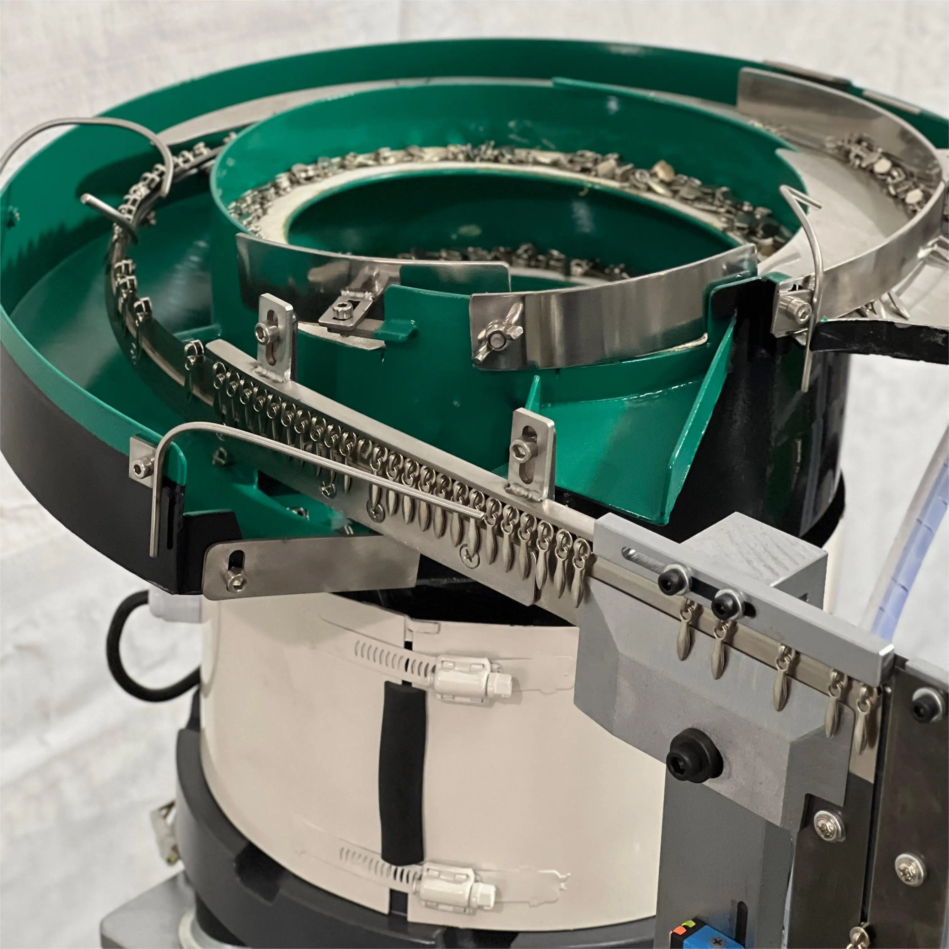 Double Slider Cutting All-in-One Machine Open-end zipper Double Slider Mounting Machine for Nylon Zipper QB-083