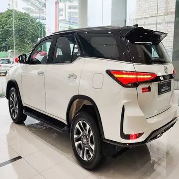 Передний двигатель заднеприводный Подержанный автомобиль Toyota Fortuner 2 4 GD-6 с поднятым кузовом на продажу