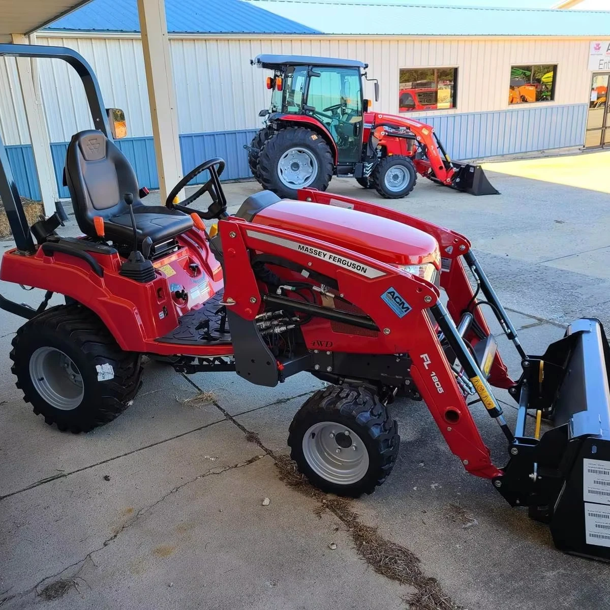 Лучший поставщик предлагает Подержанный мини Massey funguson GC1723 2WD трактор ходовой гусеничный фронтальный погрузчик Экономичная цена