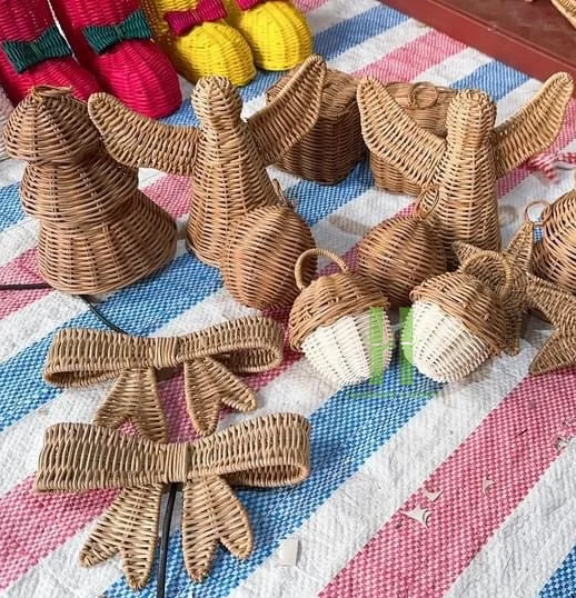 Новогодние украшения из ротанга