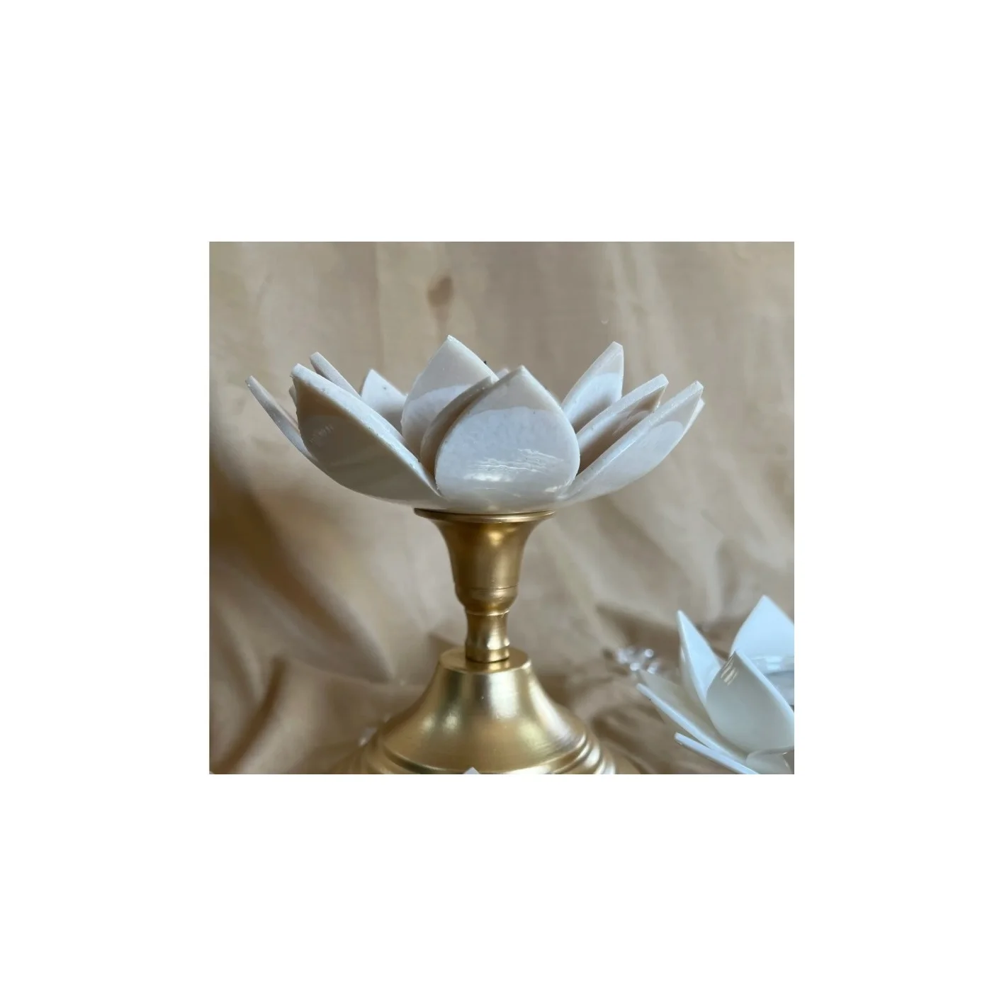 Stanadrd Quality Handmade Home Decor Item Epoxy Resin and Metal Lotus Tealight for Christmas Decoration