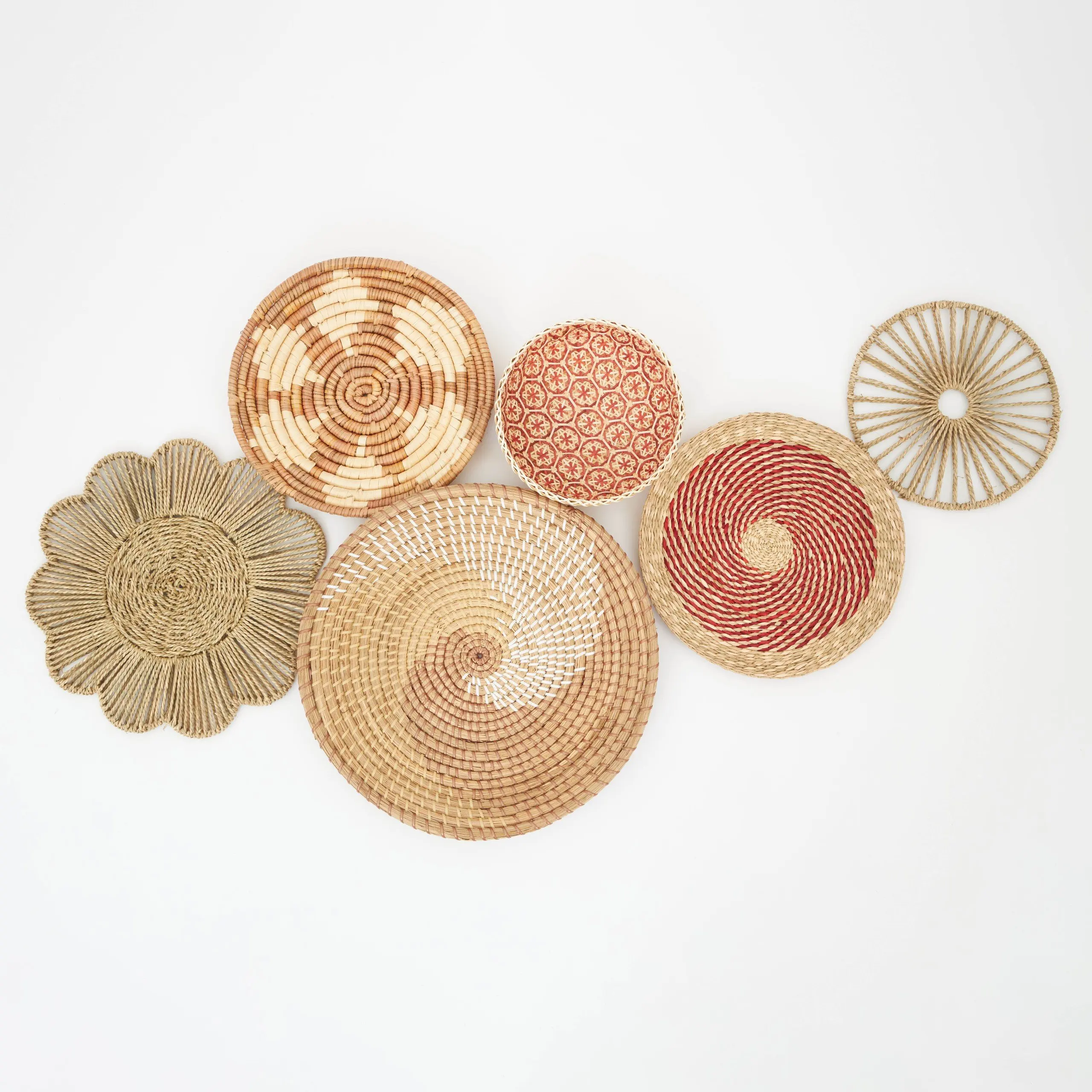 Handmade Bohemian Rustic Seagrass Hanging Woven Wall Basket Natural Rattan Charger Artful Flower Pattern Kitchen Dining Wall