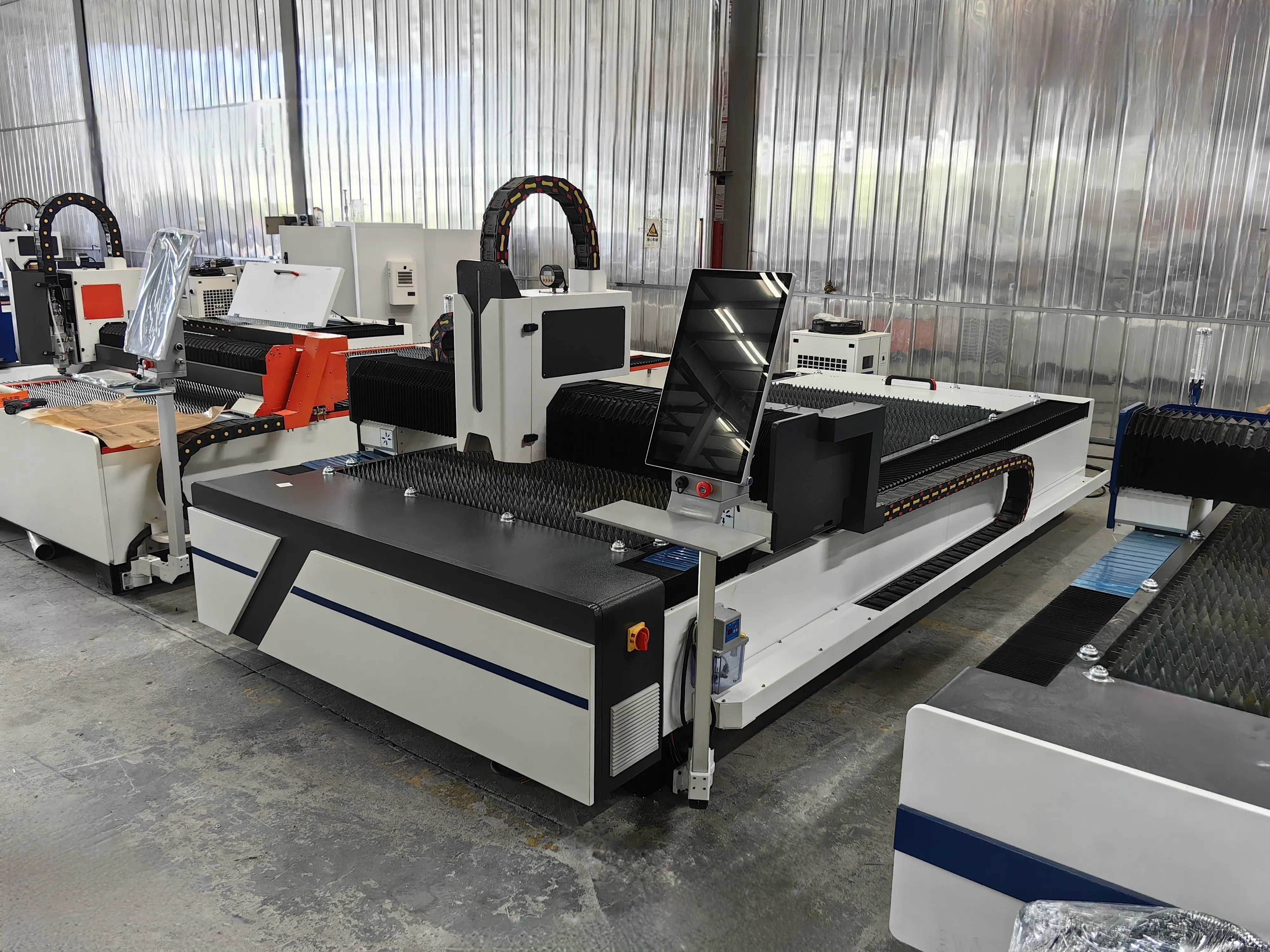 HXF-3015 3000w Fiber Laser Cutting Machine Metal Sheet Platform Laser Cutters with Water Cooling System