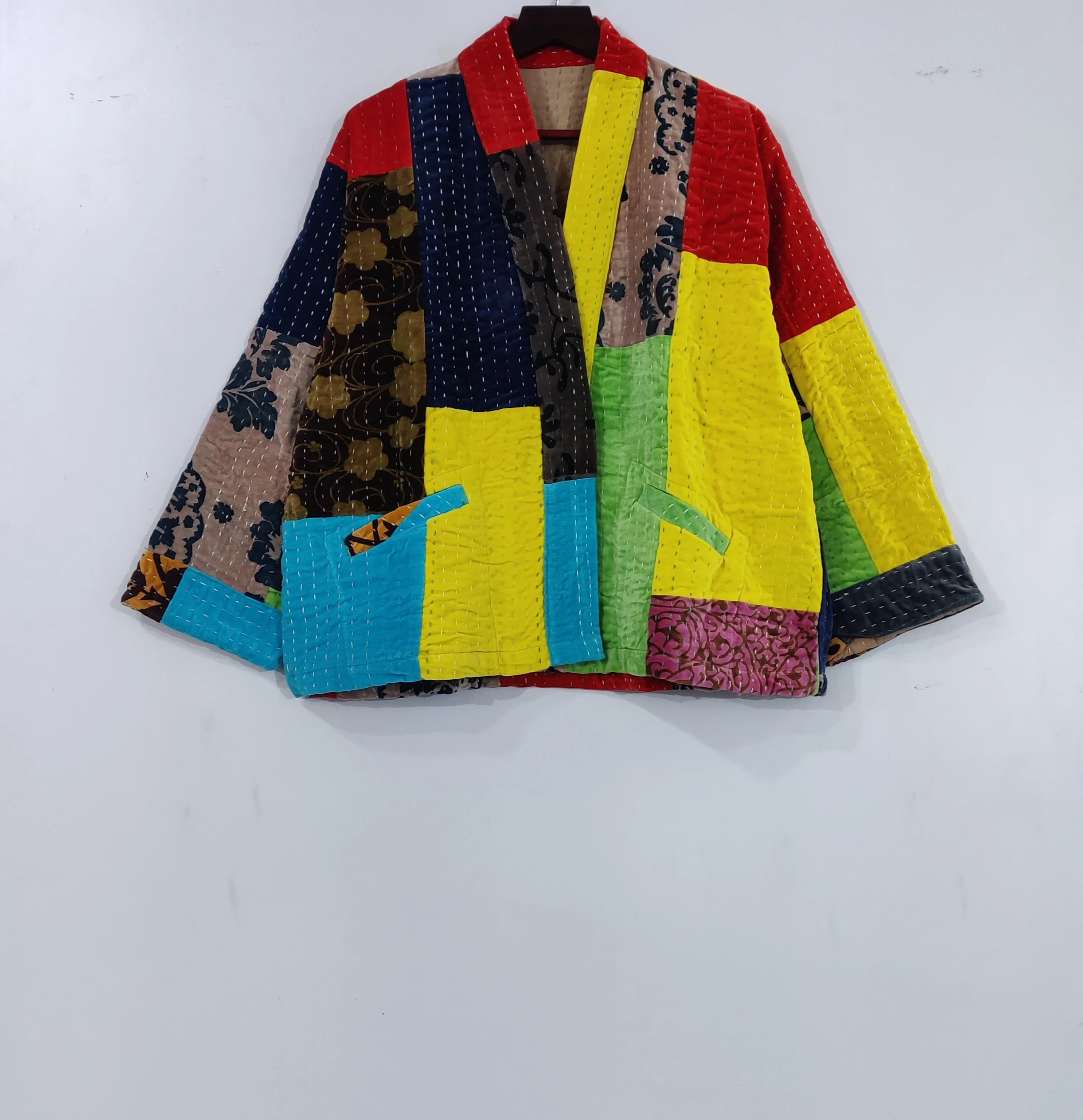 Стеганая бархатная Лоскутная индийская куртка ручной работы Kantha в богемном стиле с карманами открытыми передними необработанными краями