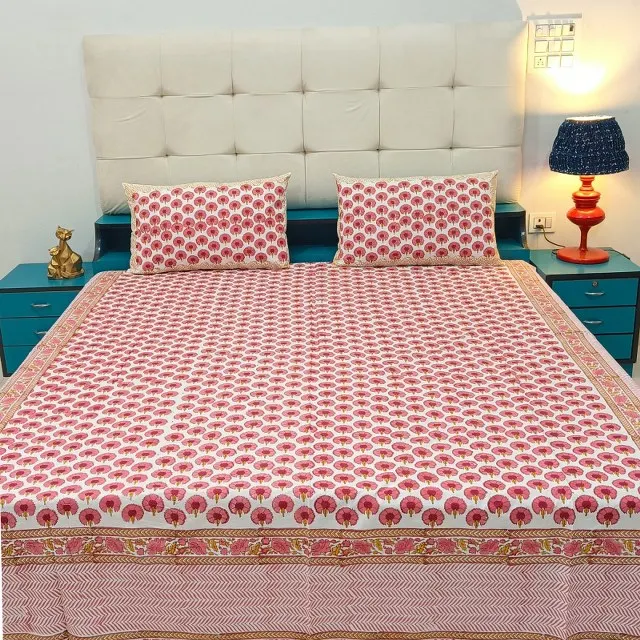 Изысканный цветочный принт в синем и розовом цвете на белом хлопковом двойном простыне королевского размера двух наволочках