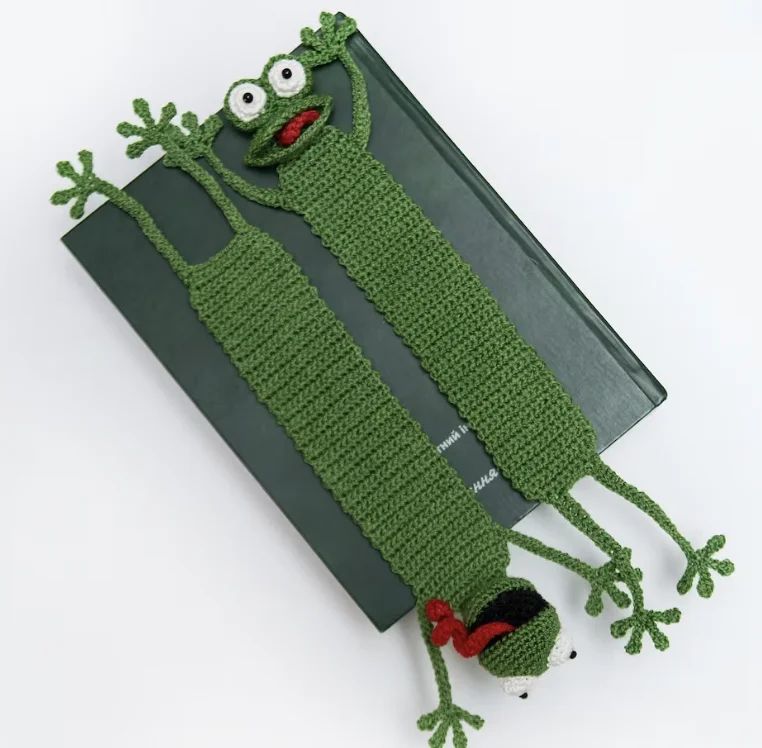 Custom  High Quality 100% Cotton  Knitting Product Hand Crochet peeking frog Bookmark For Gift