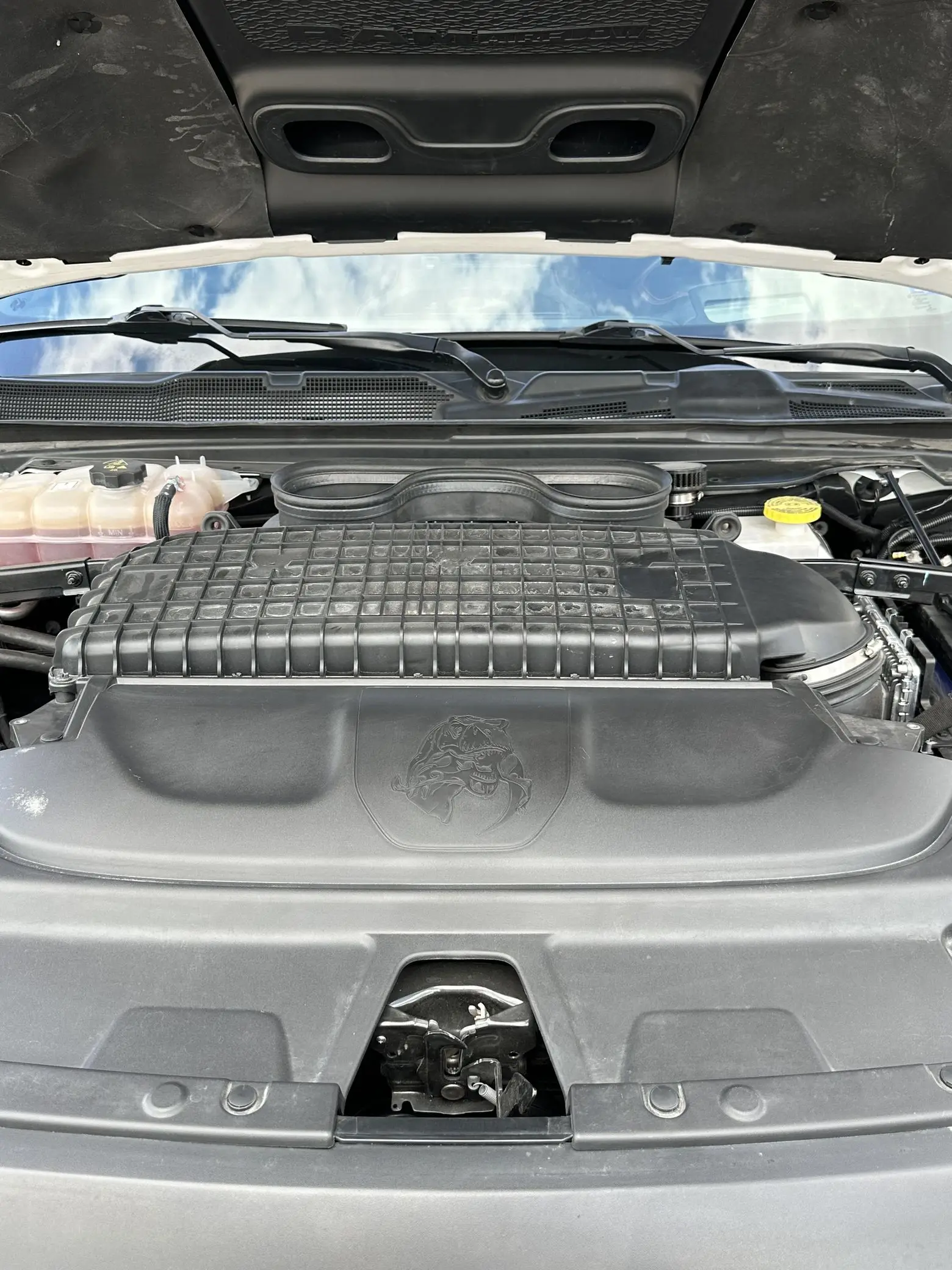 2019 R a m 1500 Laramiee 4x4 автоматические кожаные сиденья AWD R18 шины Euro V эмиссия панорамный люк на крышу алюминиевый багажник слева