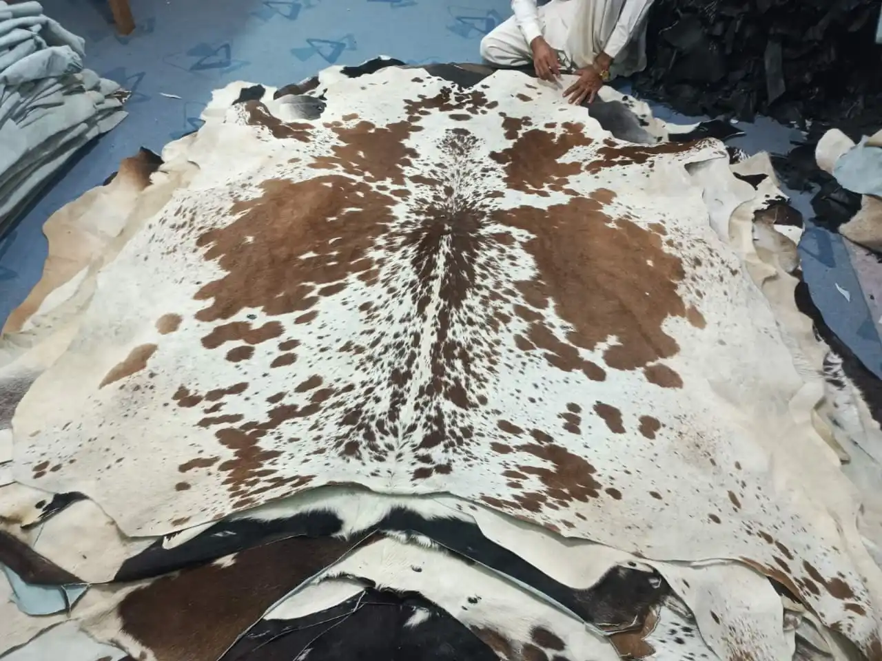 Best Wholesale Price Custom Design Hair On 100% Genuine Cow Leather / Custom Made Solid Color 100% Genuine Cow Hair On Leather