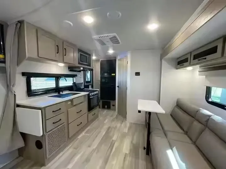 Fully Equipped Dual Axle Motorhome 4X4 Caravans All Road Travel Trailer for Exploration
