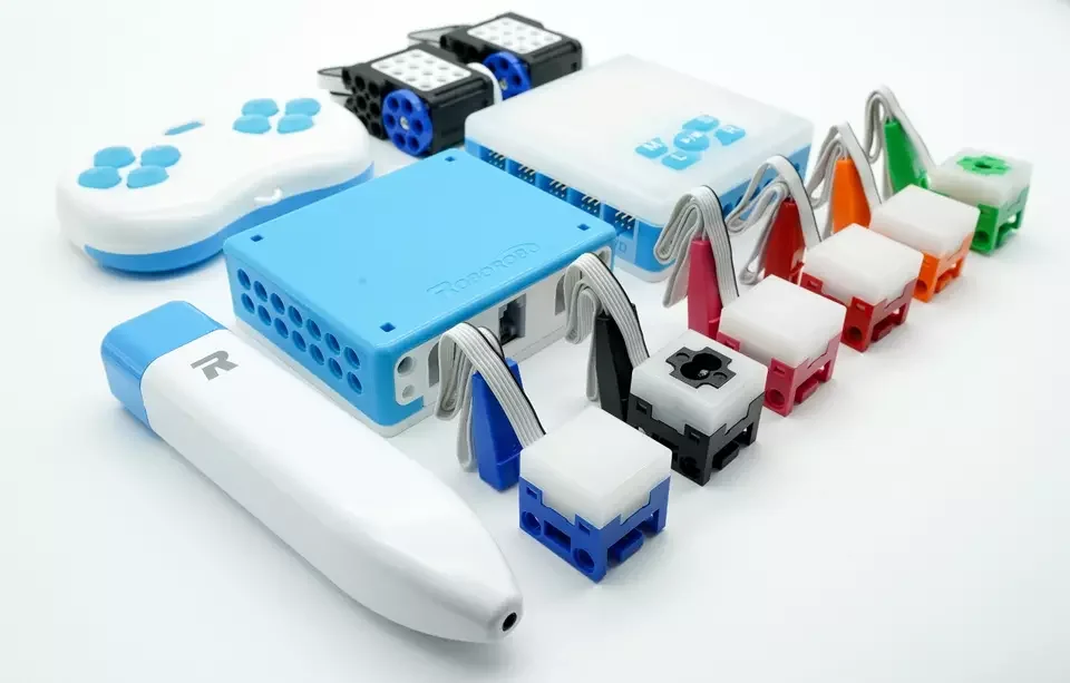 [AKIRO STEP 1] ROBOROBO Easy Simple assembly Robot structure toy with simple algorithm of coding for children education