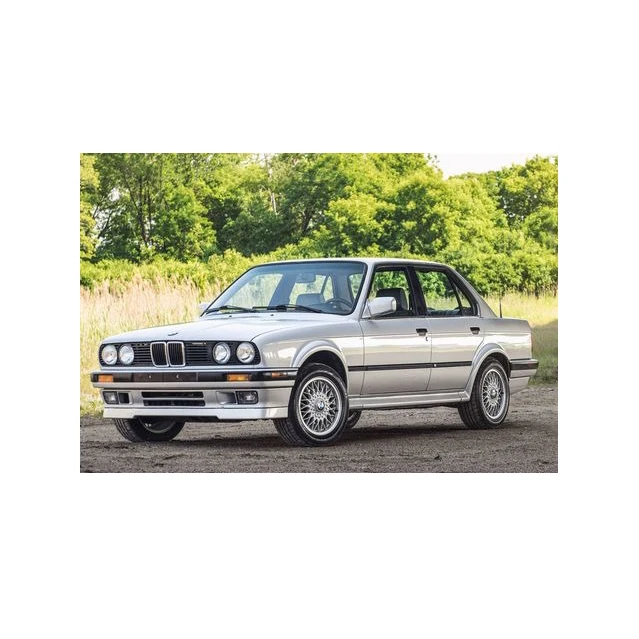 Просторный интерьер с качественными материалами в серии BMW 3 (E30) предназначенный для комфорта водителя