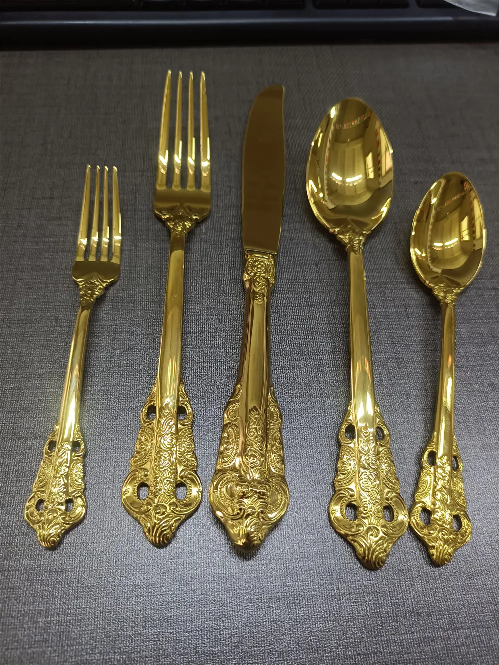 18/10 stainless steel cutlery set golden luxury elegant flatware spoons forks and knives for events