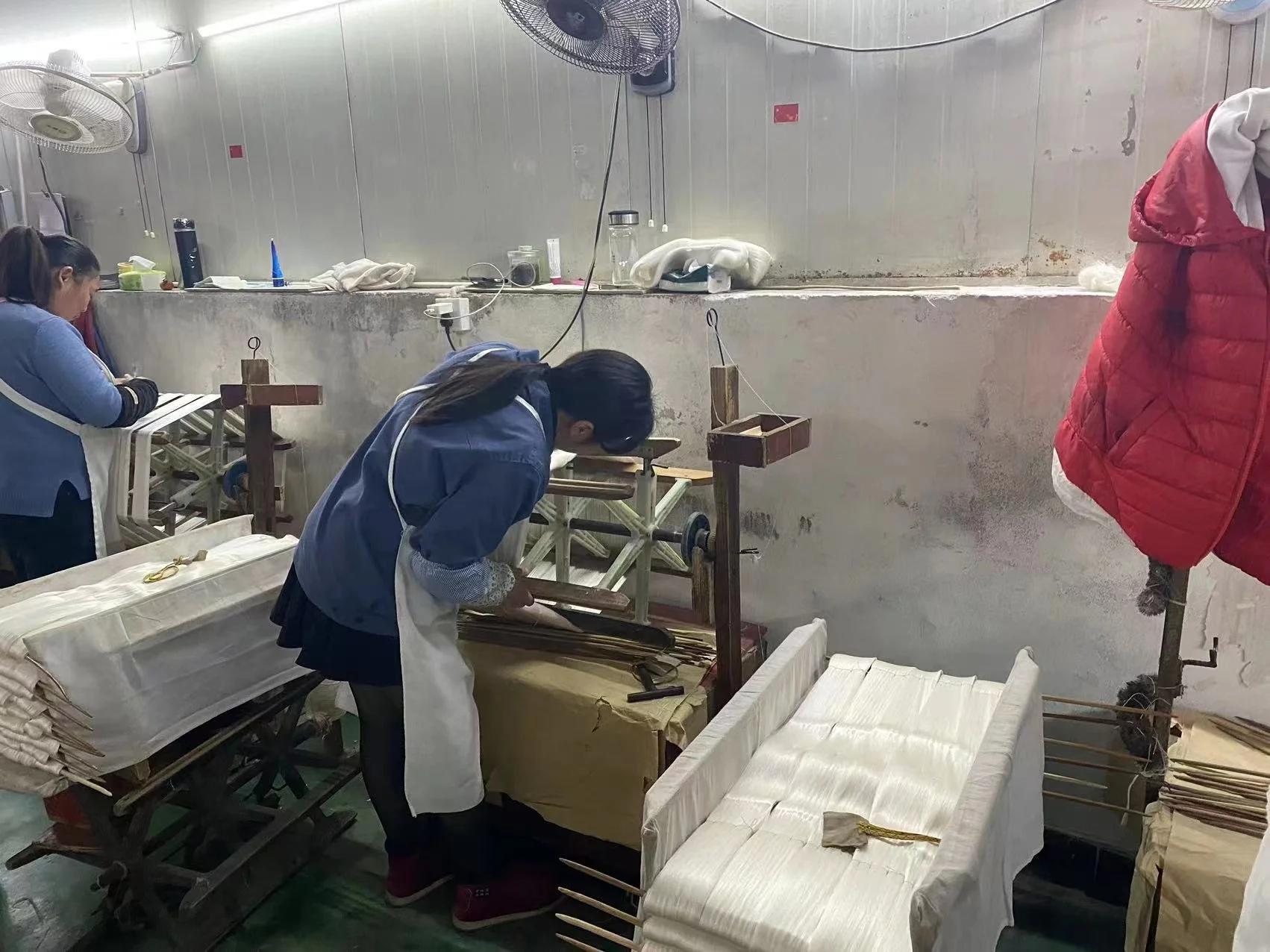 China 100% mulberry raw Silk Yarn 20/22D 4A 5A  factory price silk yarn manufacturer