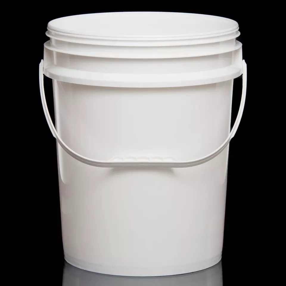 Пластиковые ведра с крышками и ручкой
