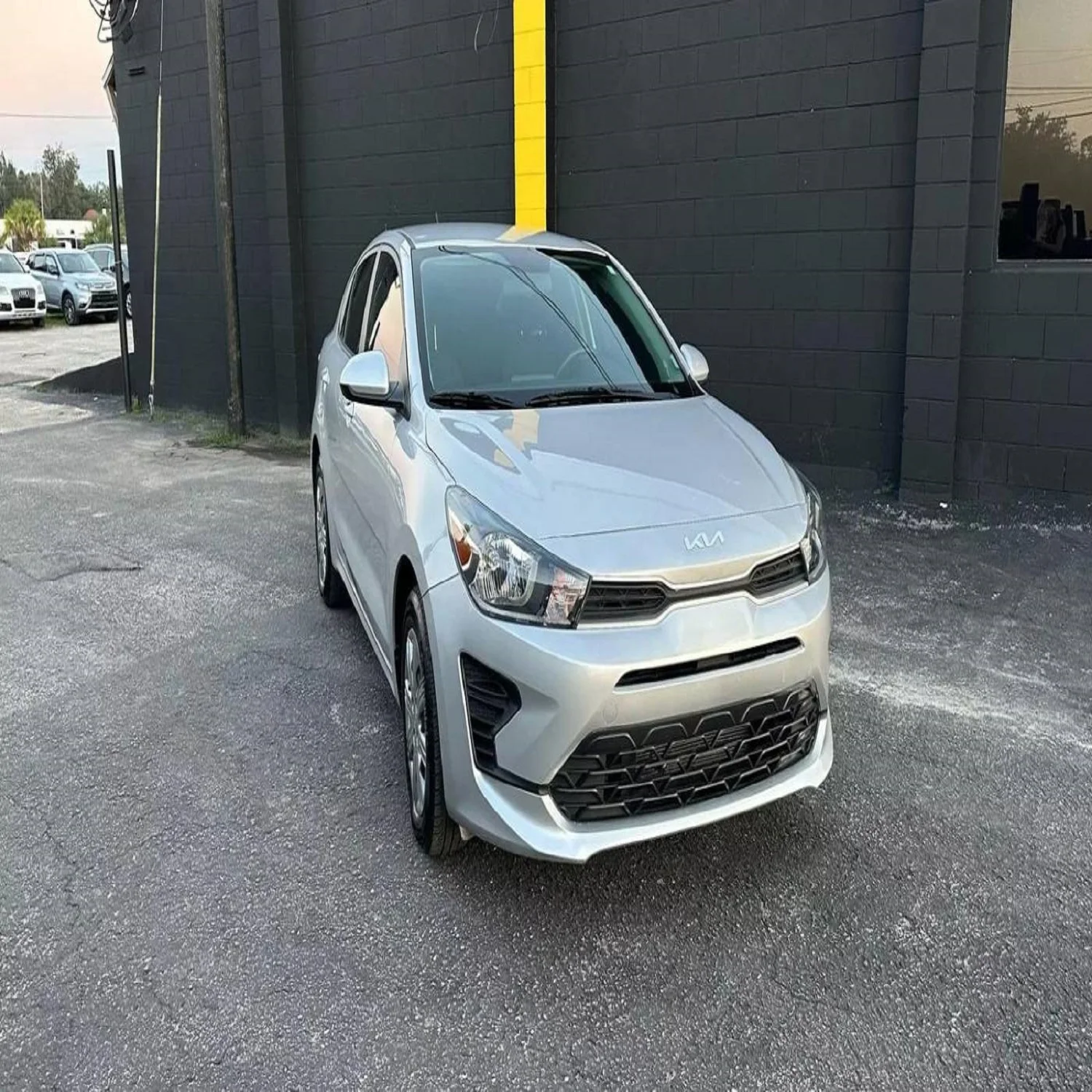 Аккуратно использованный 2022 Kia Rio LX седан IVT