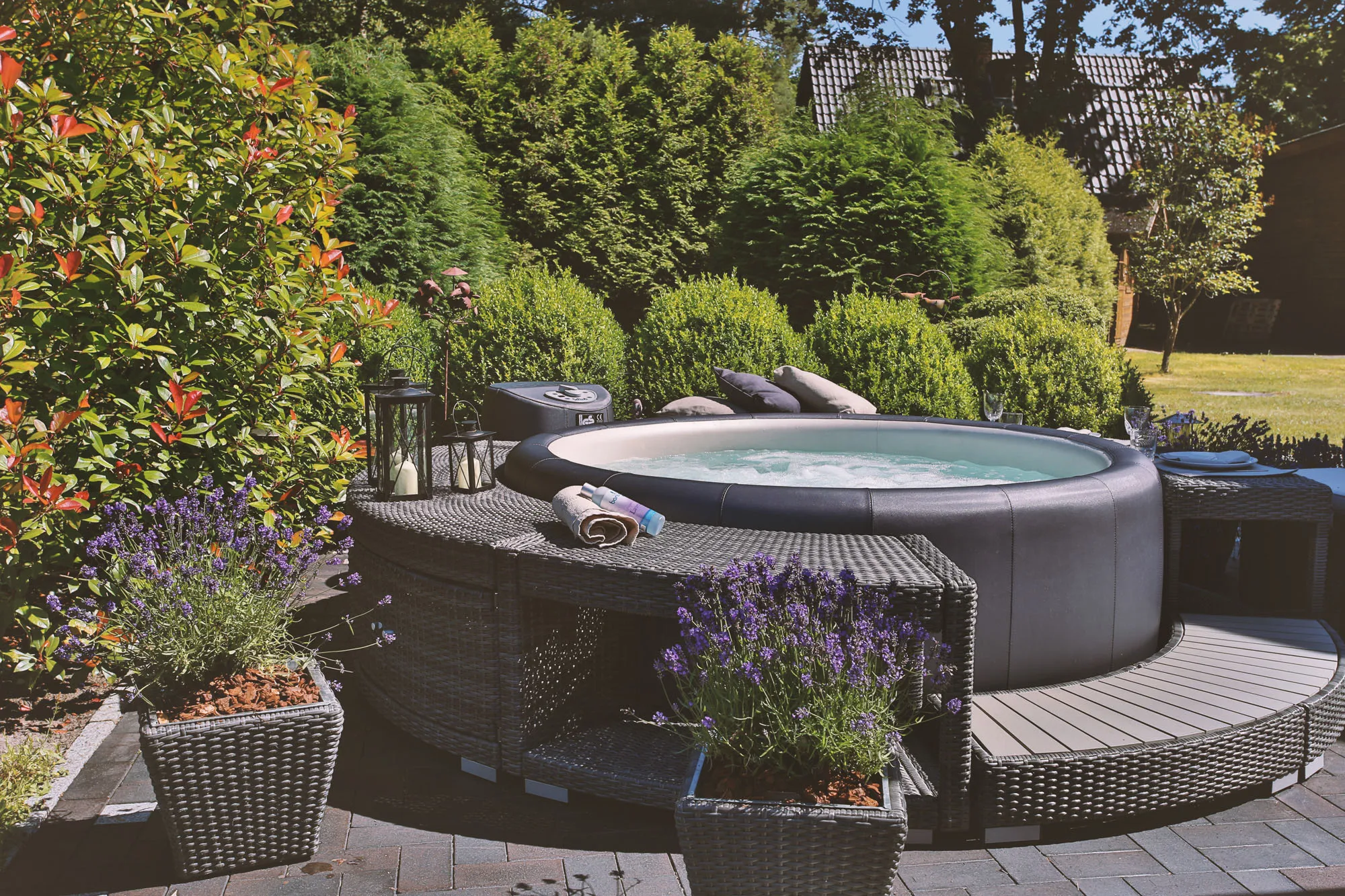 Softub 300 - 5-6 Person Hot Tub