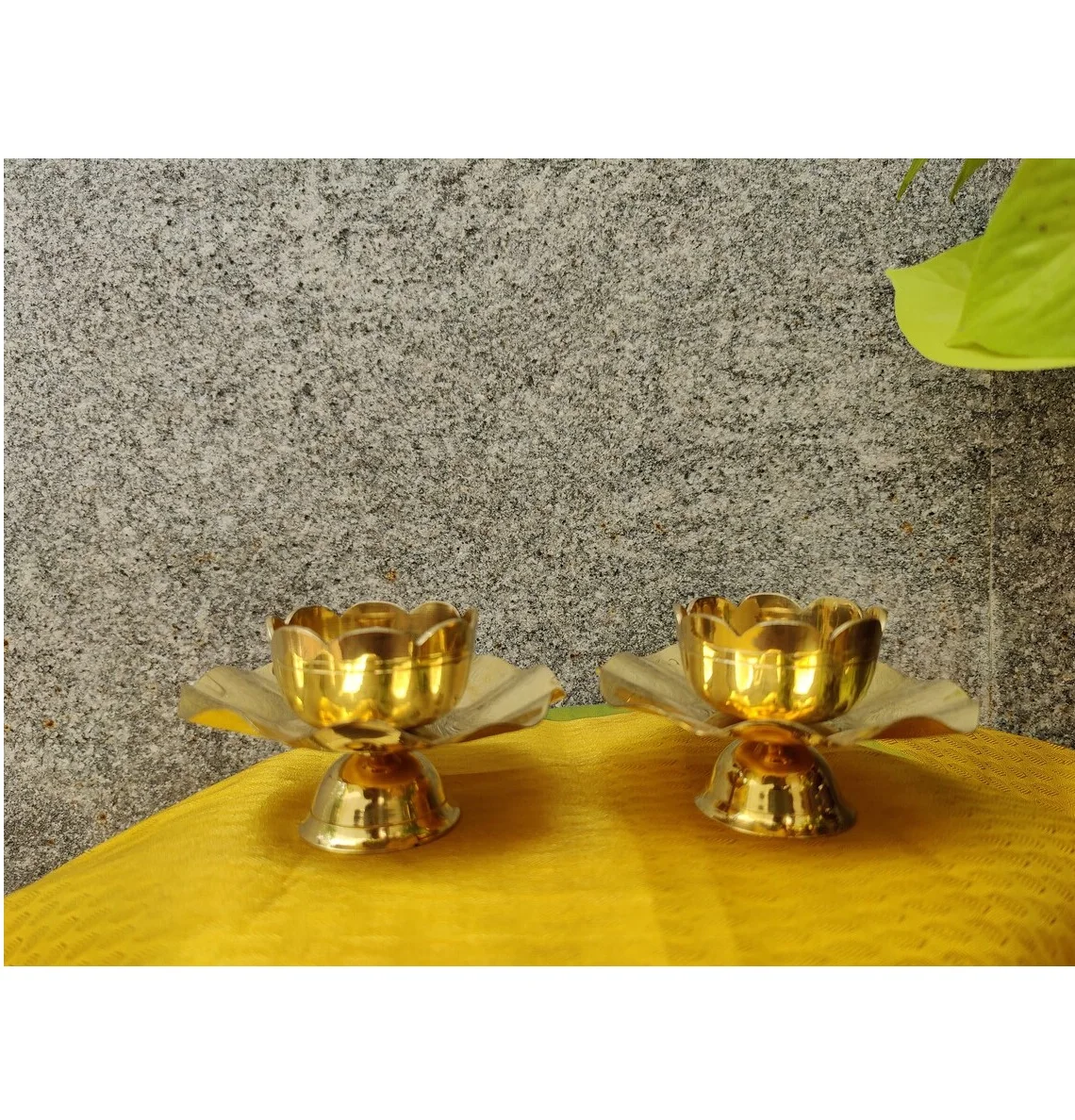 Attractive design brass lotus Diya oil lamp home and office interior decoration Diwali decor housewarming wedding gift wholesale