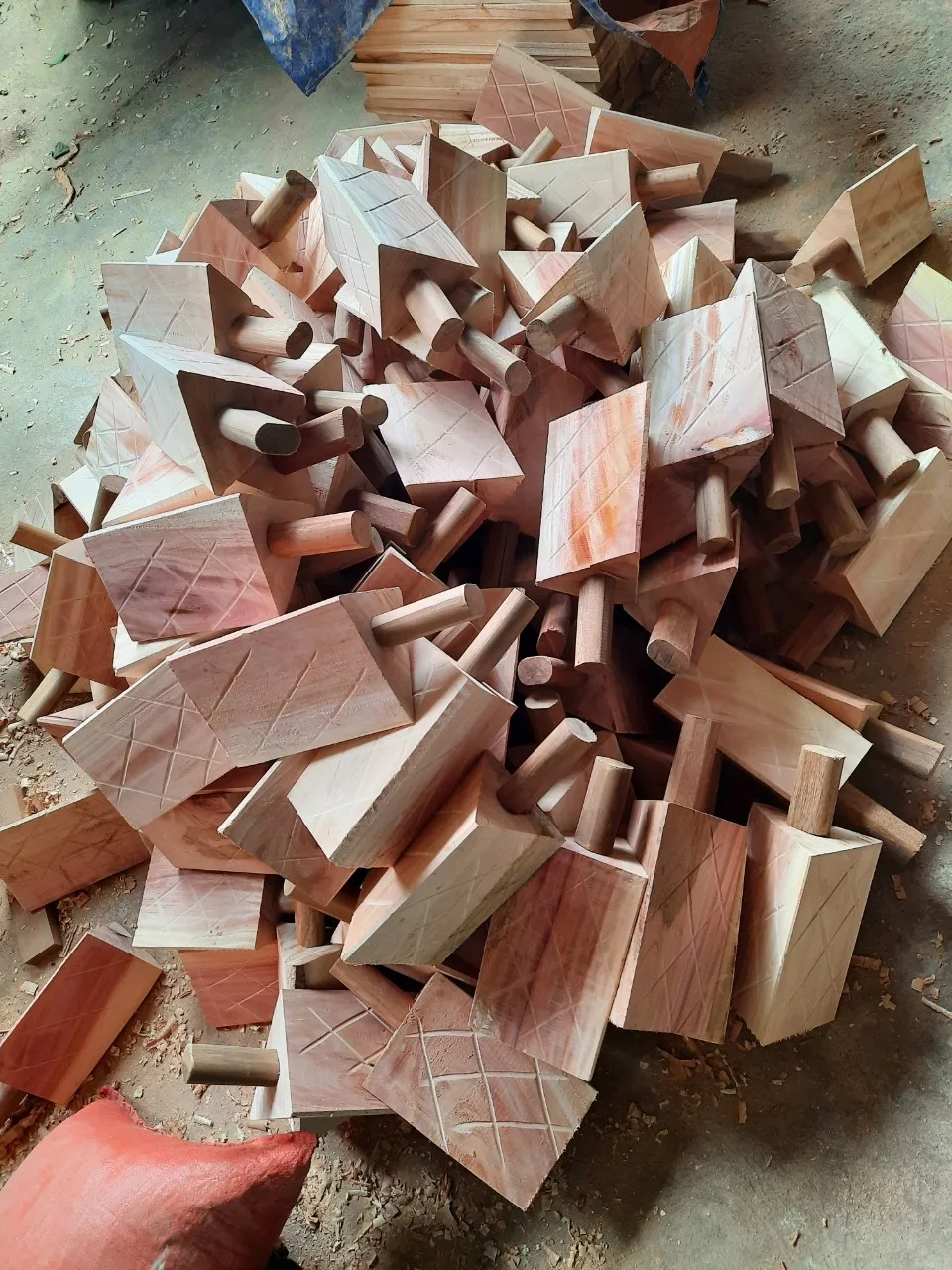 Raw Eucalyptus Square And Round Logs Exporting From Viet Nam