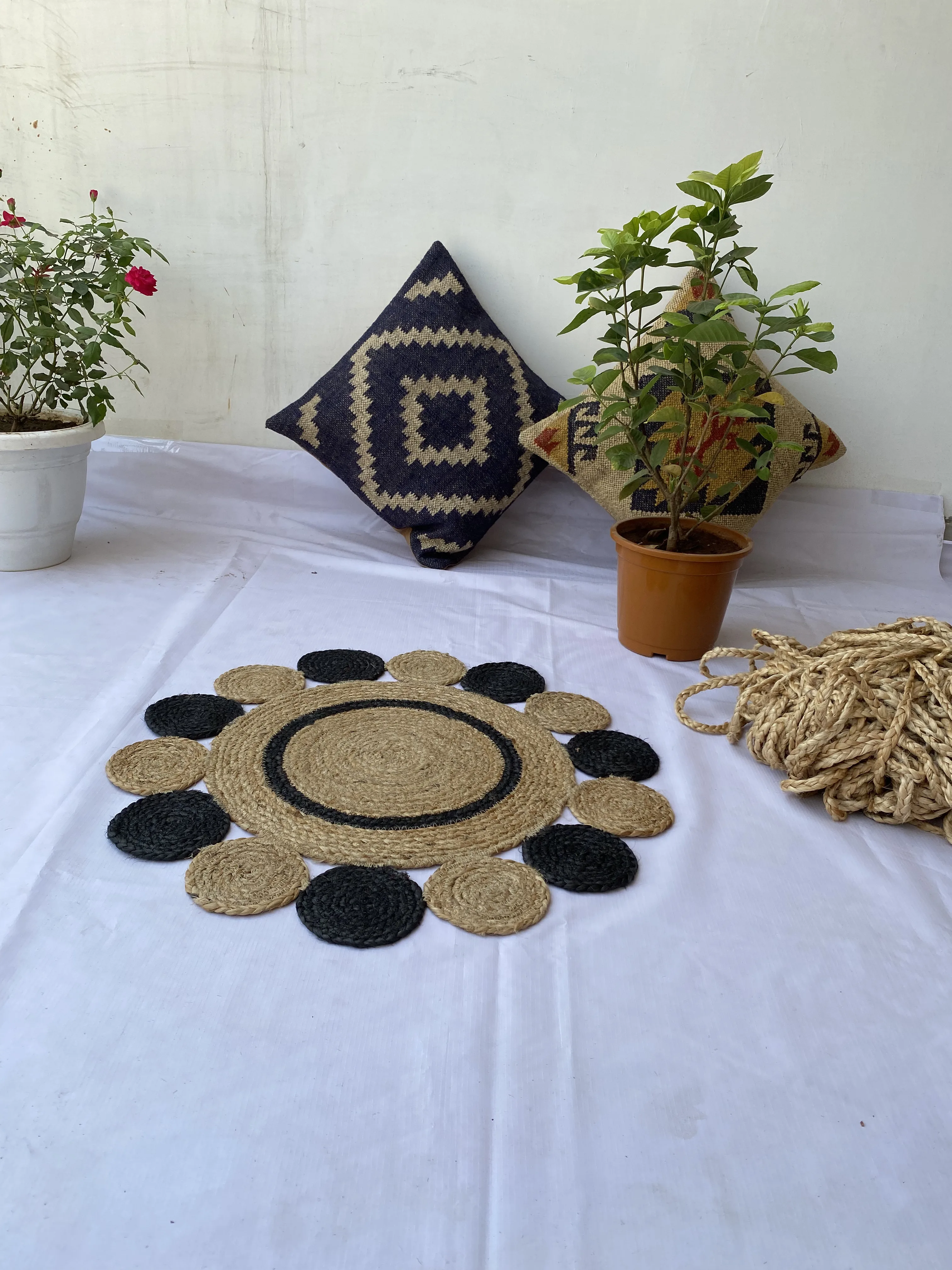 Beautifully Designed Flower Shape Embroidered Handcrafted Jute Braided Round Carpet Rugs for Home Living Room Hotel Hospital