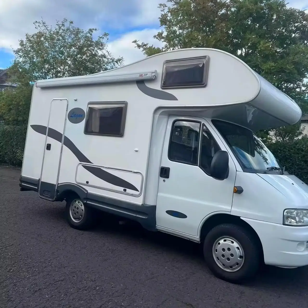 Towable Tiny Motorhome RV Camper Trailer Mobile Car Trailer for Camping and Travel Mobile House Street Caravan Camper Trailer