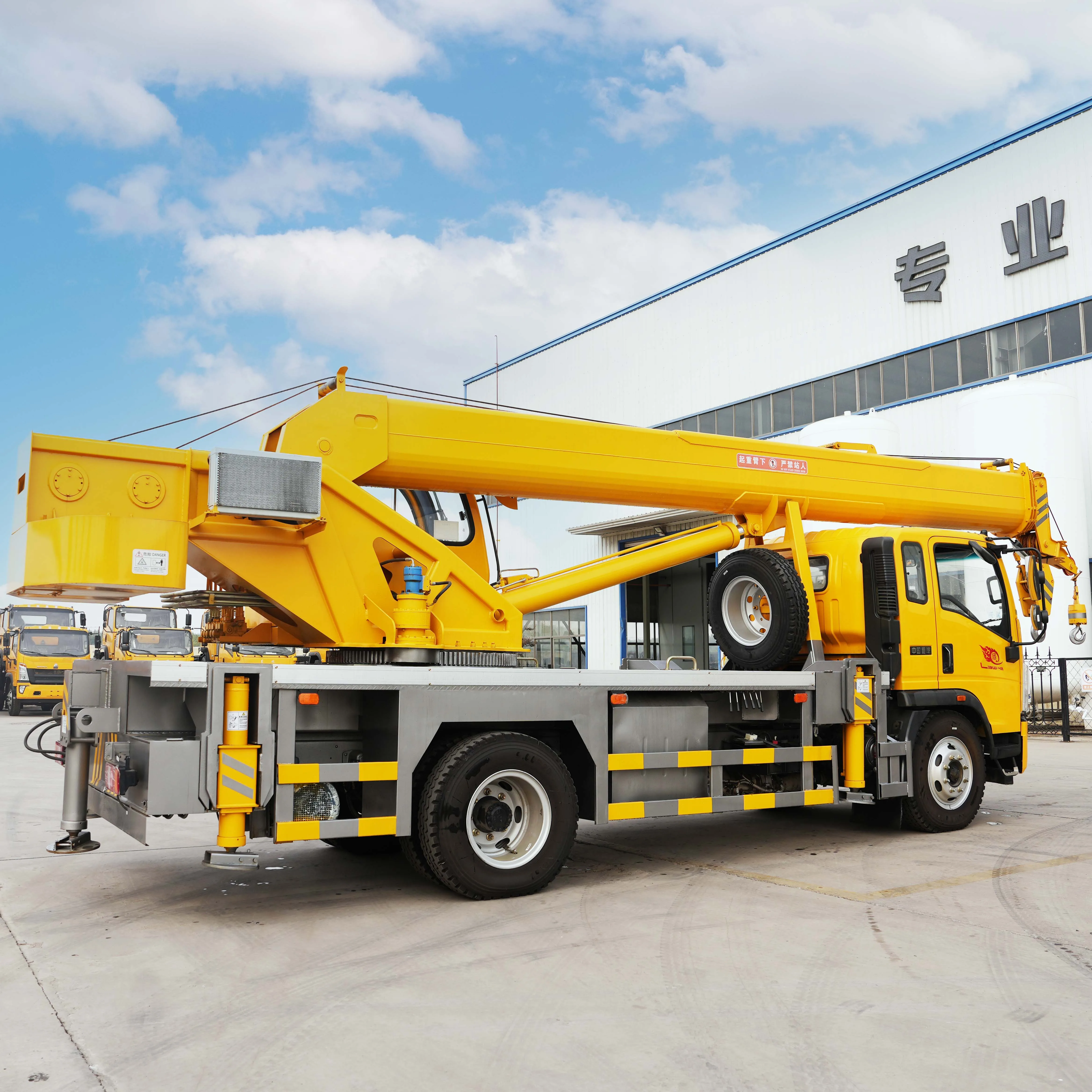 Clearance small construction crane full hydraulic pressure Cranes Truck with lift crane