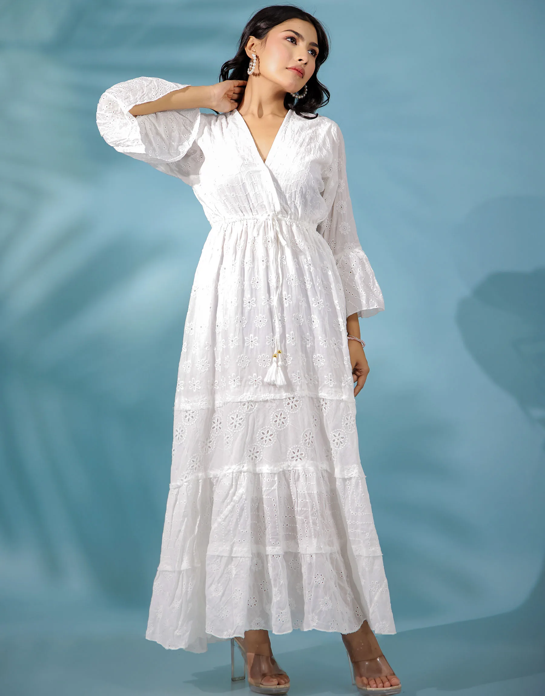 Женское платье с длинным V-образным вырезом