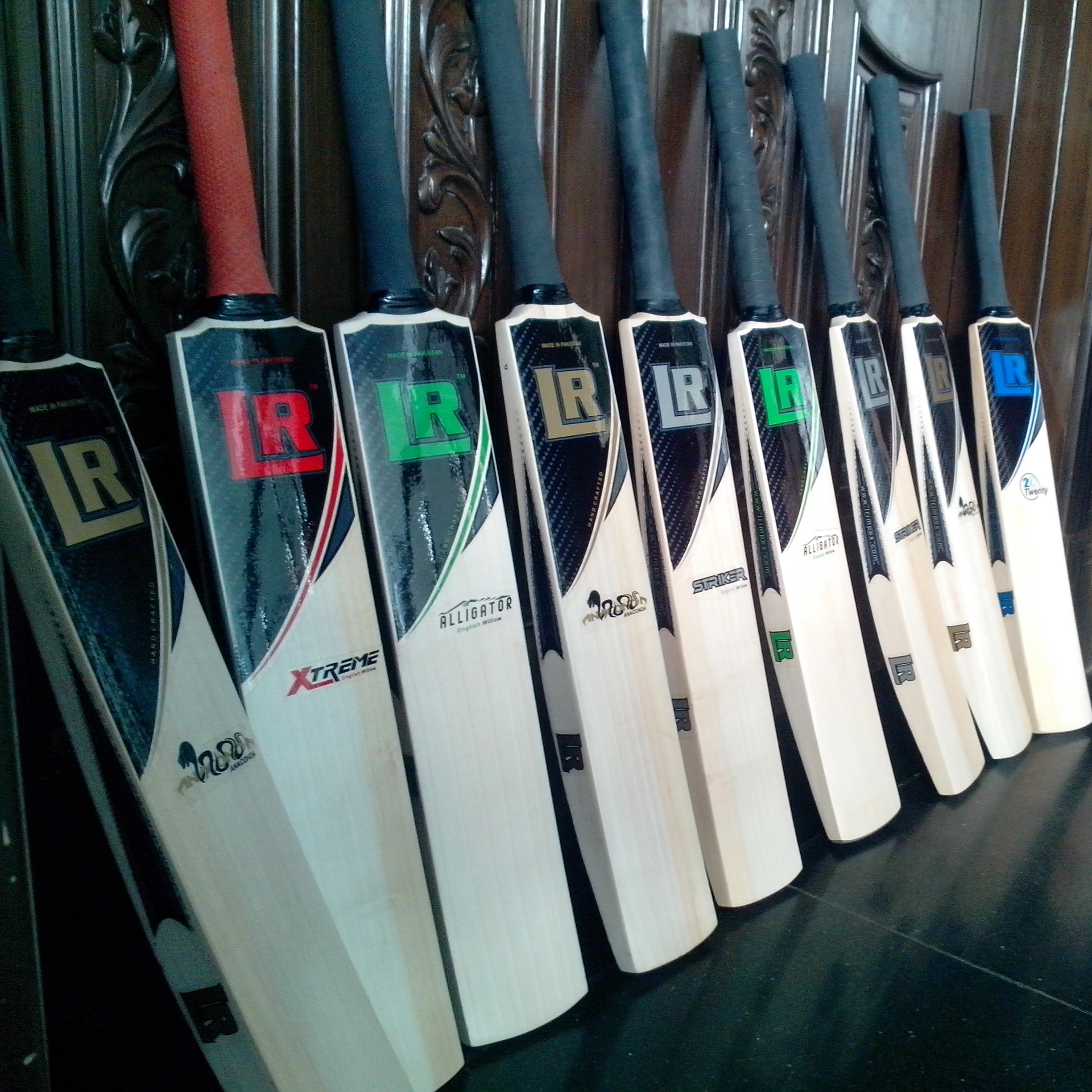 Plain English Willow Cricket Bats 2nd Grade Cricket Bats with Custom requirements High Performance Light Weight Cricket Bats A