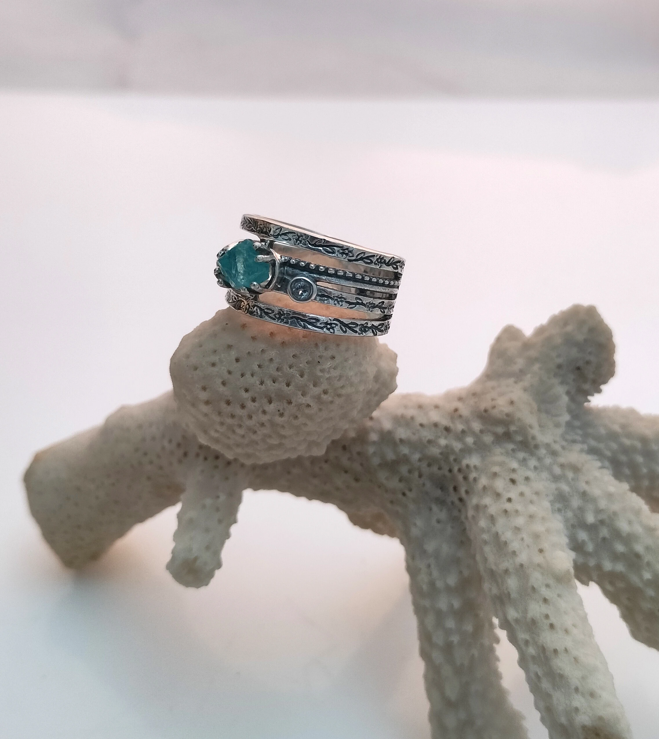 Handmade Neon Apatite And Blue Topaz Gemstone Round Shape 925 Sterling Silver Ring For Women