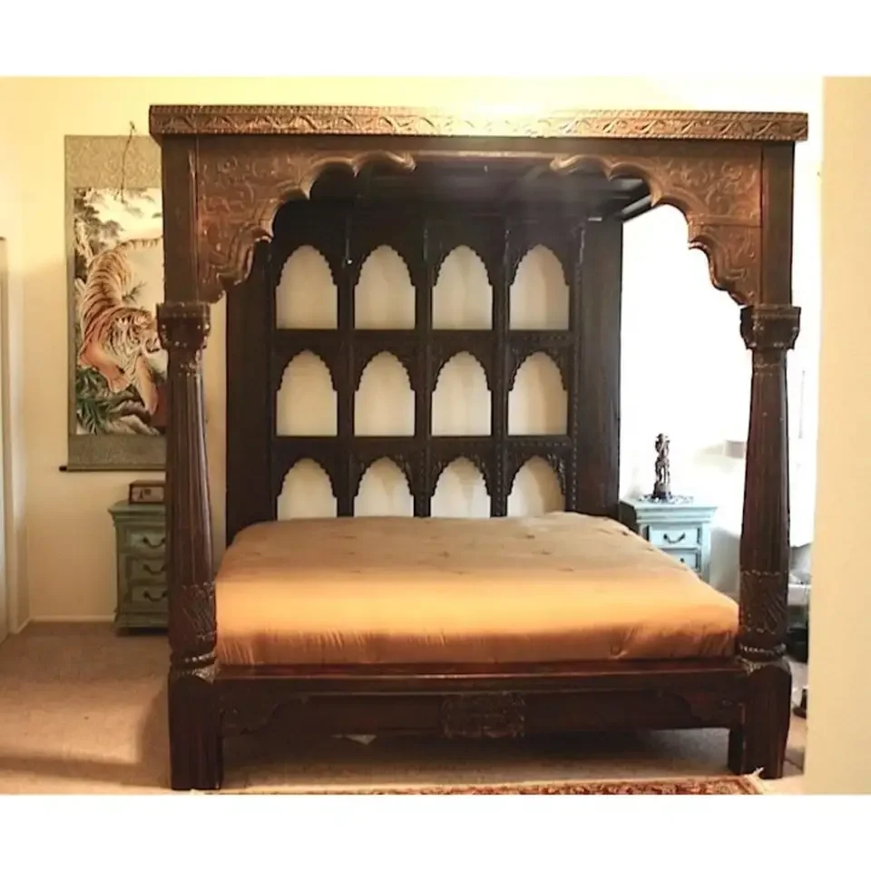 Wholesale High Quality Modern Luxury Vintage Royal Bed Furniture Bedroom American World Craft Bed Traditional Poster Wooden Bed