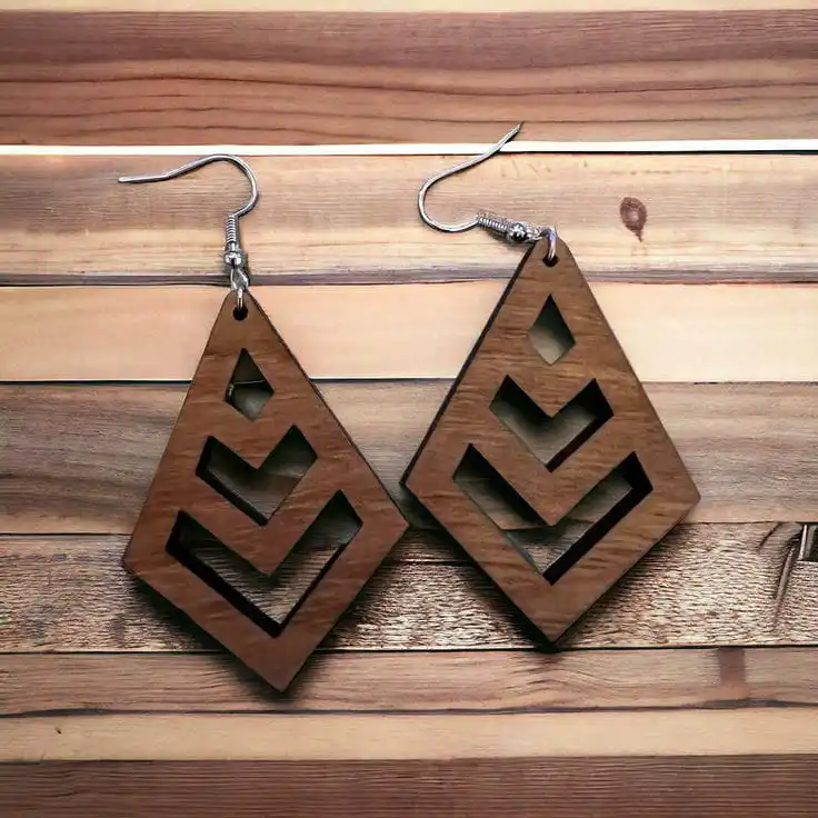 Серьги из искусственной кожи и дерева