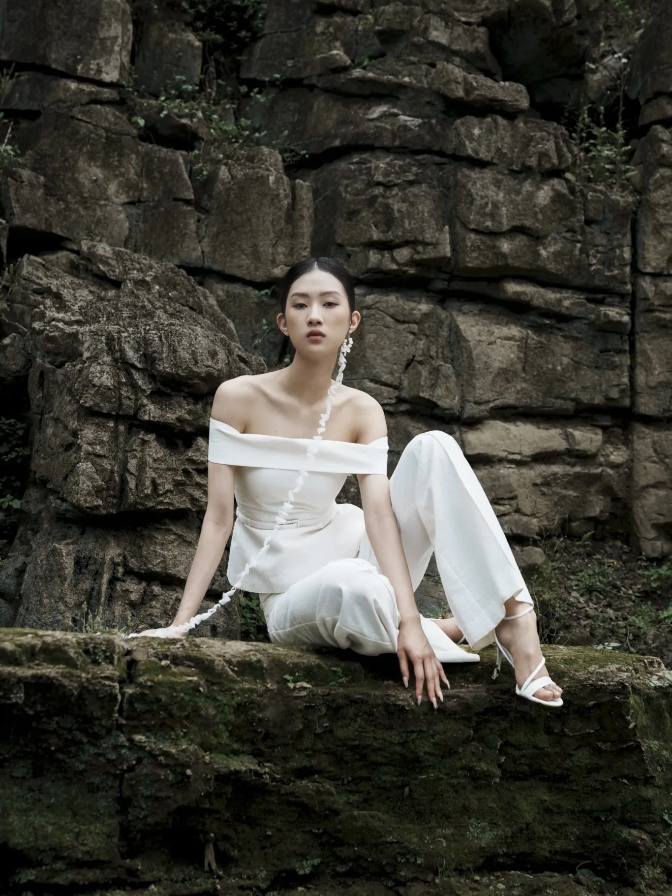 Белые брюки с широкими штанинами