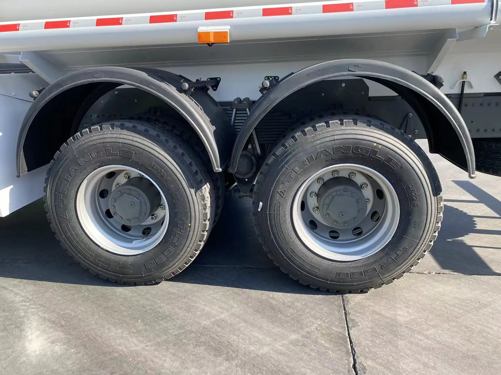 Low Price HOWO  6x4 4x2 oil tank truck 20000L Capacity Fuel Tank Truck Palm Oil Transportation Tanker Truck Euro 2 emission