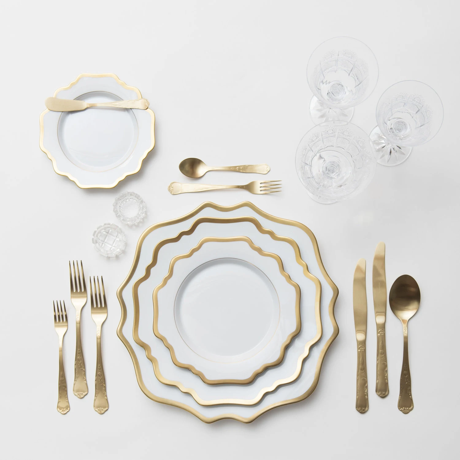 Fancy Wedding Party Banquet Tableware Flower Shaped Gold Inlay Rim Porcelain Ceramic Dinnerware Dinner Plate Set For Restaurant