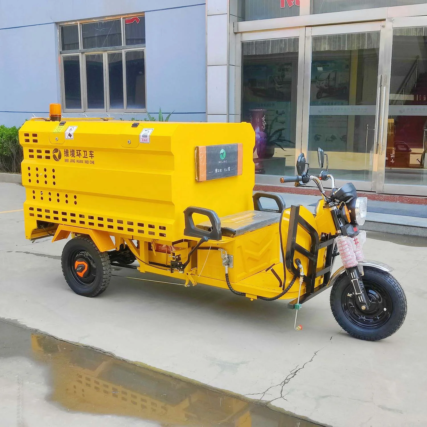 Electric tricycle water sprinkler truck tanker water car municipal works road cleaning garbage truck