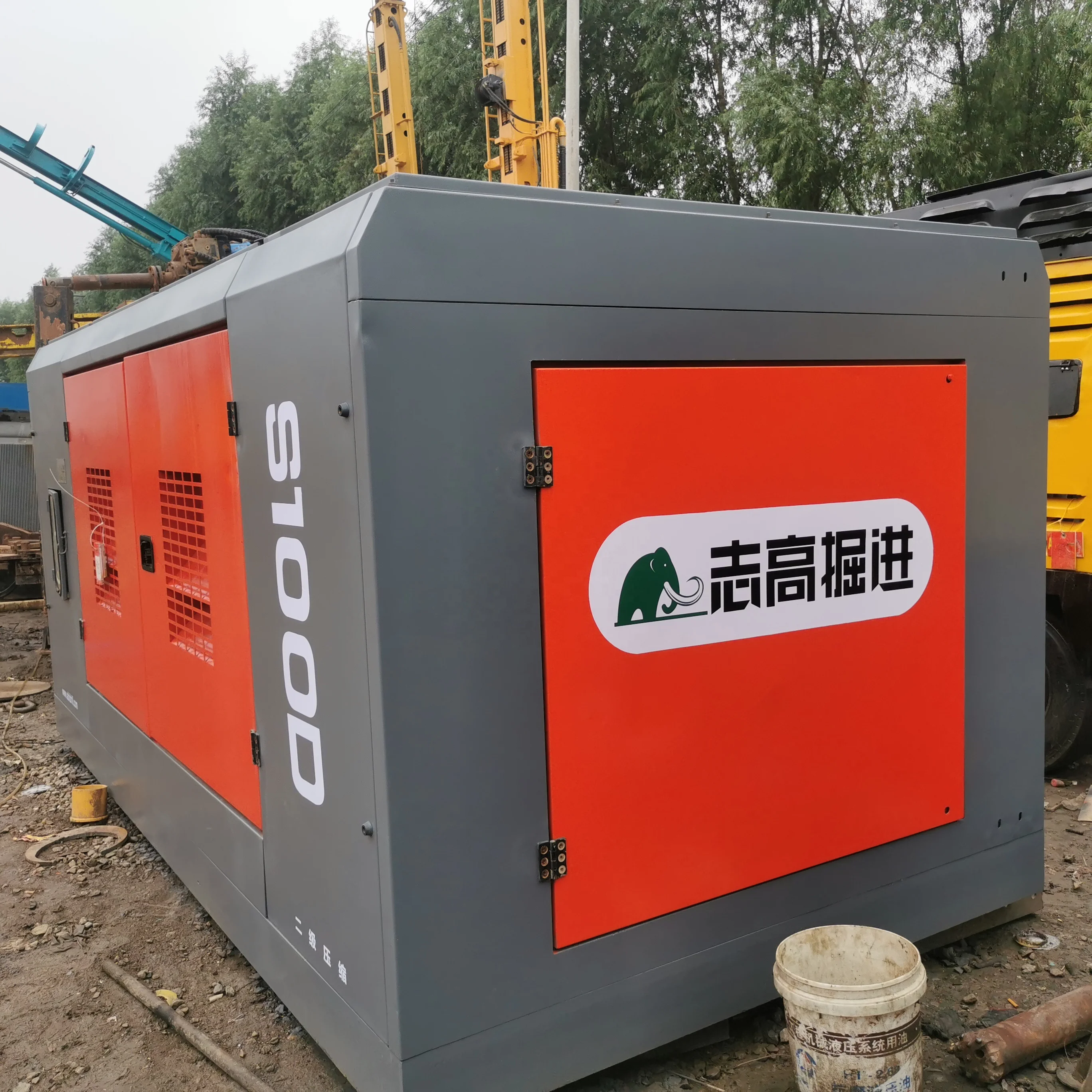 Используемый фиксированный ZHIGAO S100D высокое качество 25 бар FAD 31 м3/мин профессиональный мощный винтовой дизельный воздушный компрессор