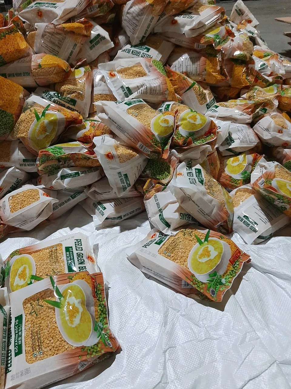 Peeled/Bulk Hulled Skinless Moong Split Peeled Dried Huskless Green Mung Bean High Quality made in Viet Nam