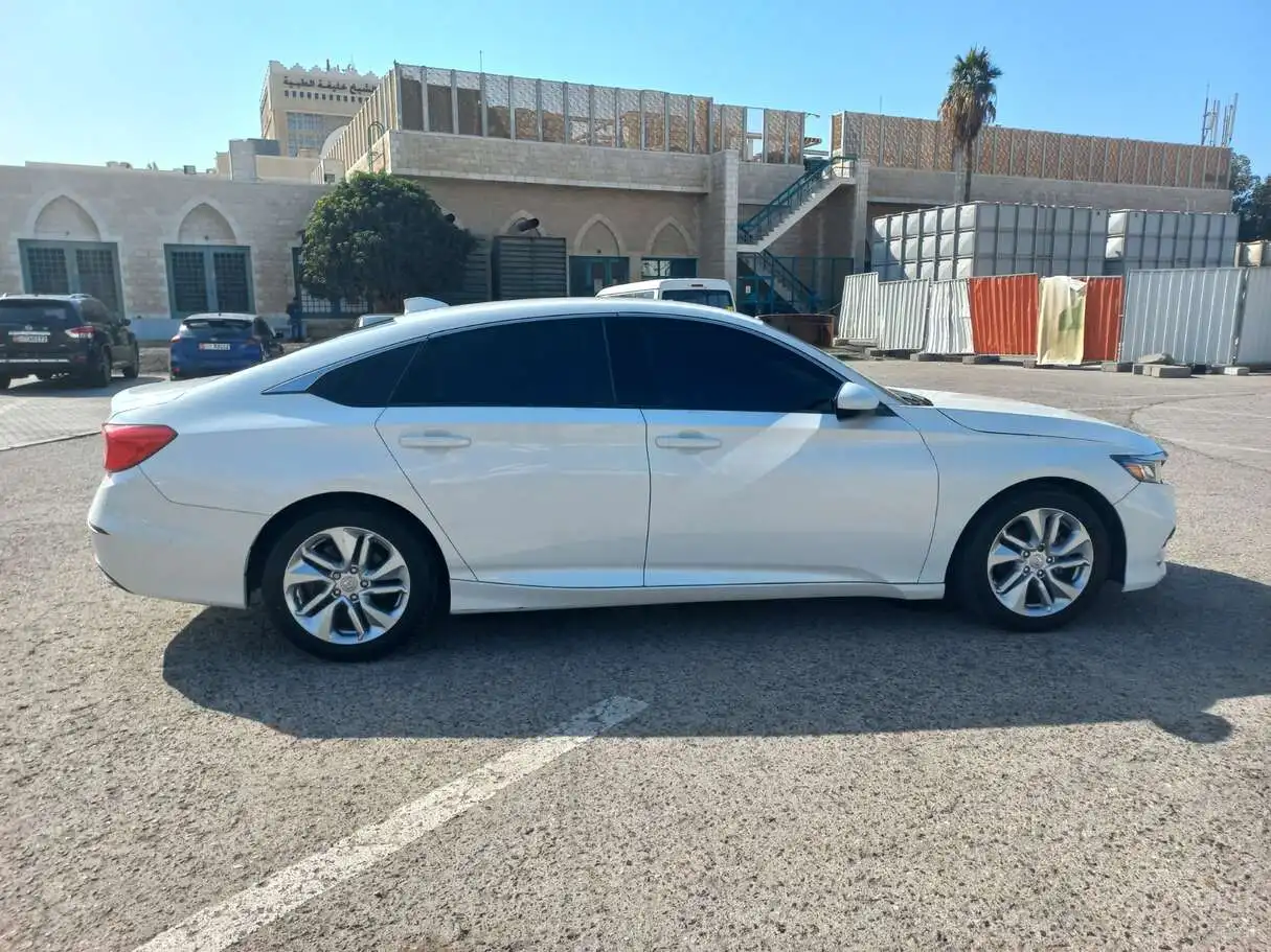 Подержанный Honda Accord 2021 года 1.5 л темный салон с кожаными сиденьями передний привод левый руль бензин R16