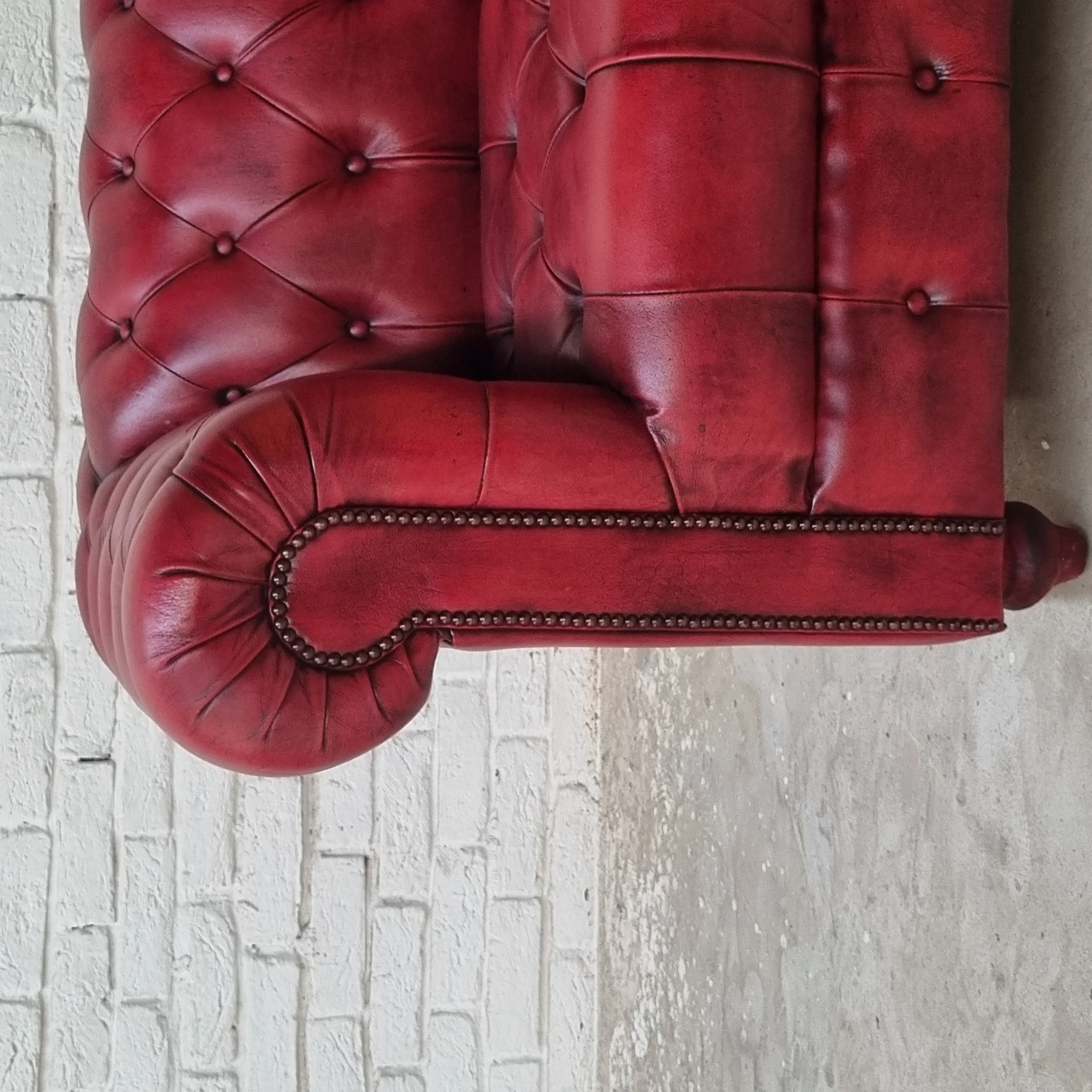 Новейший 2024 красный розовый цвет tifted Chesterfield 1-Местный Кожаный Диван горячая Распродажа для гостиной отелей и вилл