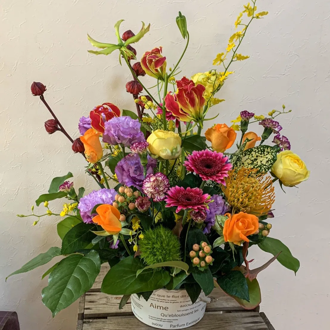 Hot Selling High Demand Unique Round Shape Plastic Flower Pot With Wording Design for Any Occassion Decoration