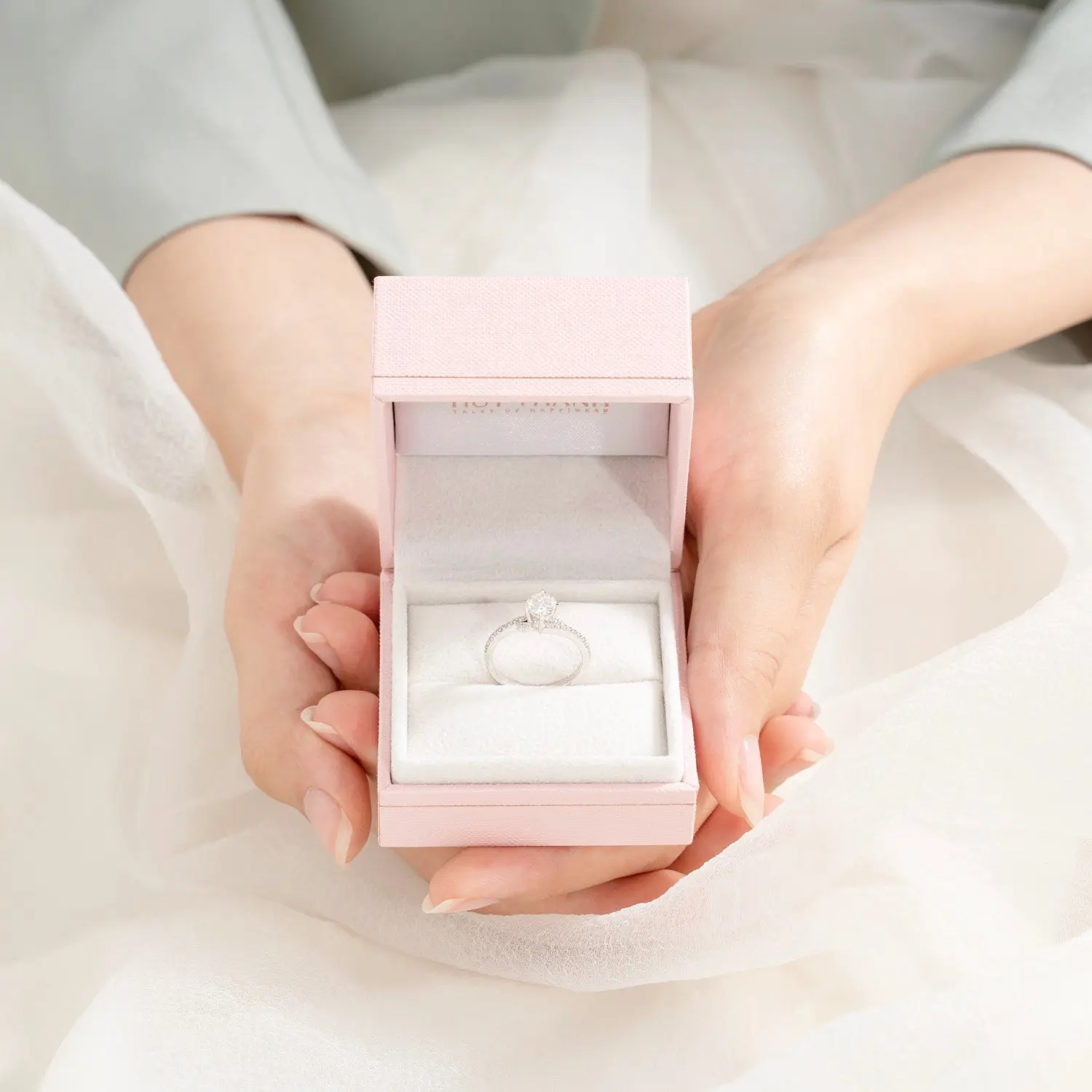 10K 14K 18K White Gold 5.0mm Moissanite Diamond Ring 4 Prongs Setting Stone Engagement Ring Real Gold Ring Made in Vietnam